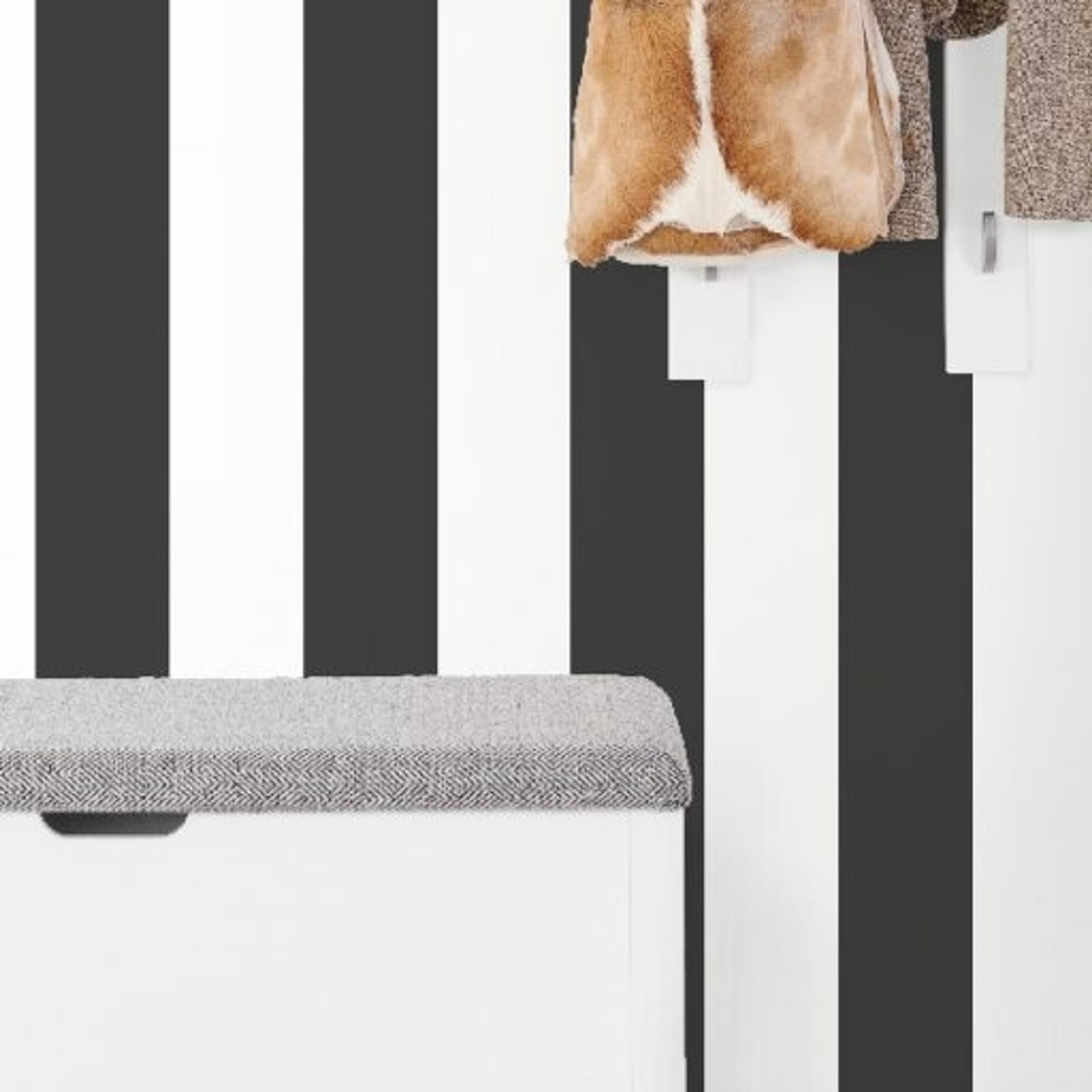 Bred Rand, svart tapet från duro med randigt mönster i vit och svart. Från kollektionen Rand & Kulör. Nonwoven-material. Stram-stil.