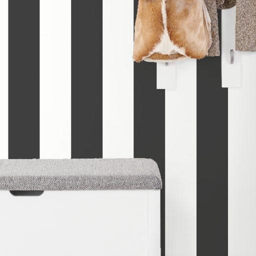 Bred Rand, svart tapet från duro med randigt mönster i vit och svart. Från kollektionen Rand & Kulör. Nonwoven-material. Stram-stil.