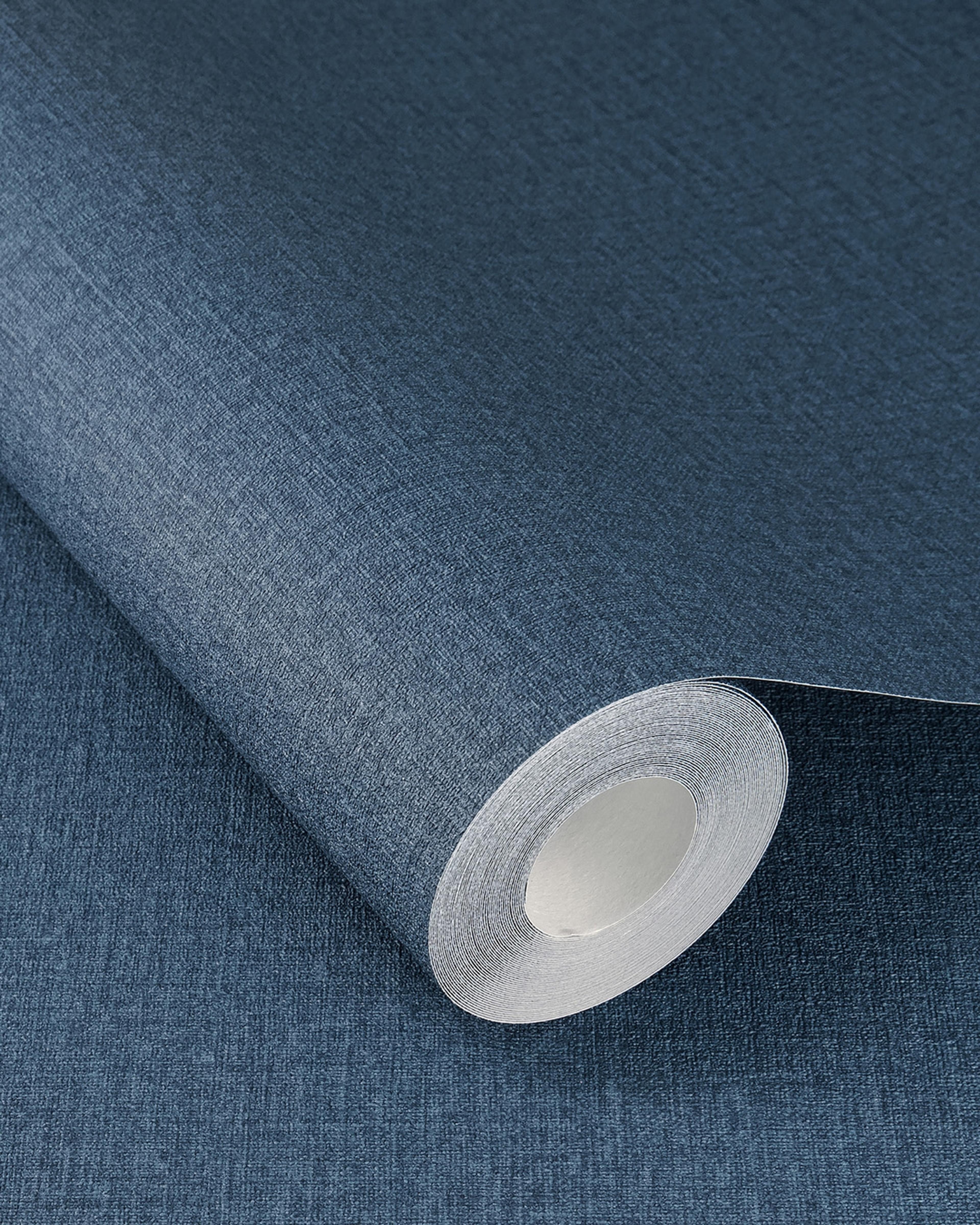 Serengeti 555950 tapet enfärgad i blå. Från kollektionen Serengeti. Nonwoven-material. Passar i vardagsrum och matsal.