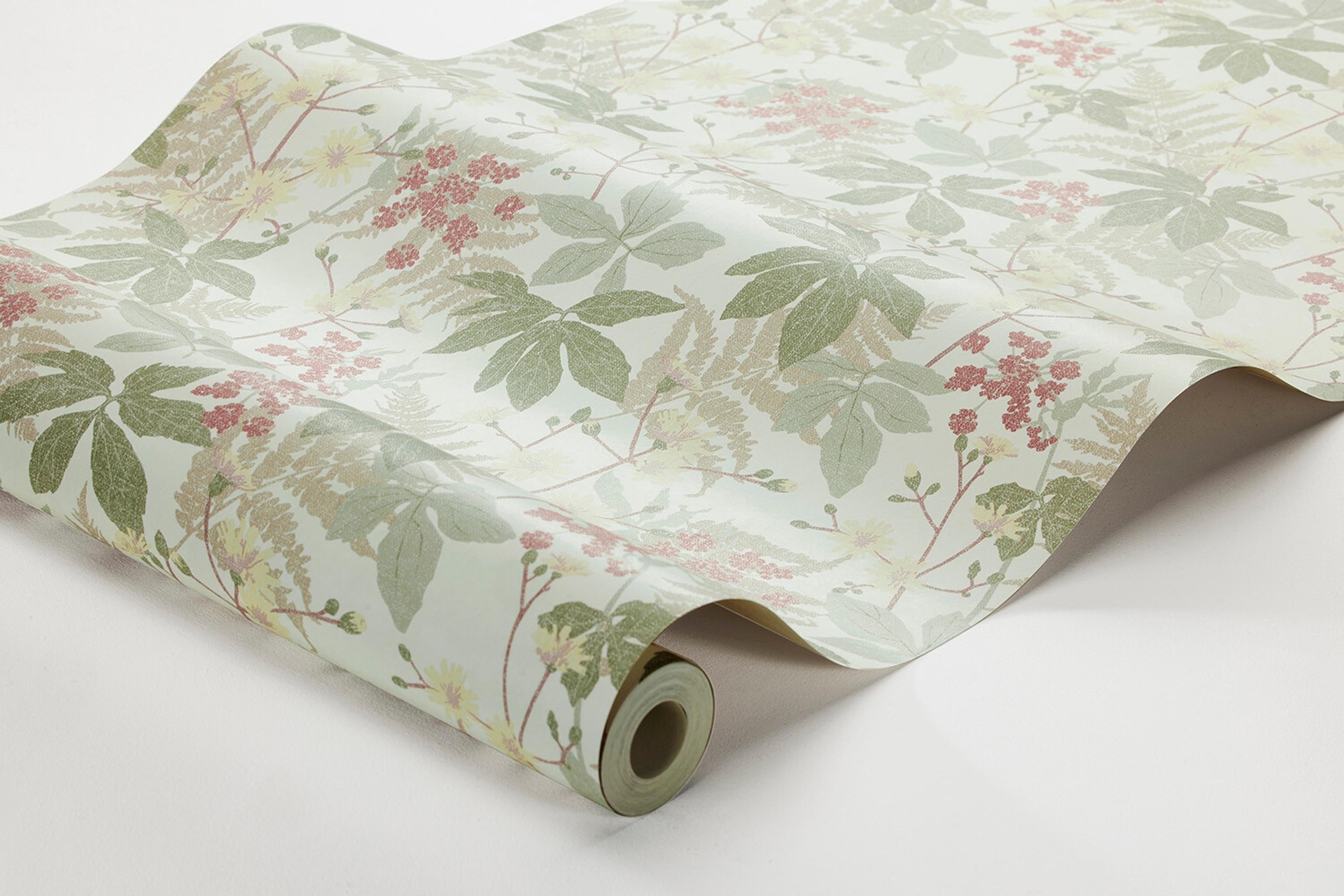 Lindskog tapet med botaniskt mönster. Från kollektionen Essens. Nonwoven-material med rak passning. Passar i vardagsrum, matsal och kök.