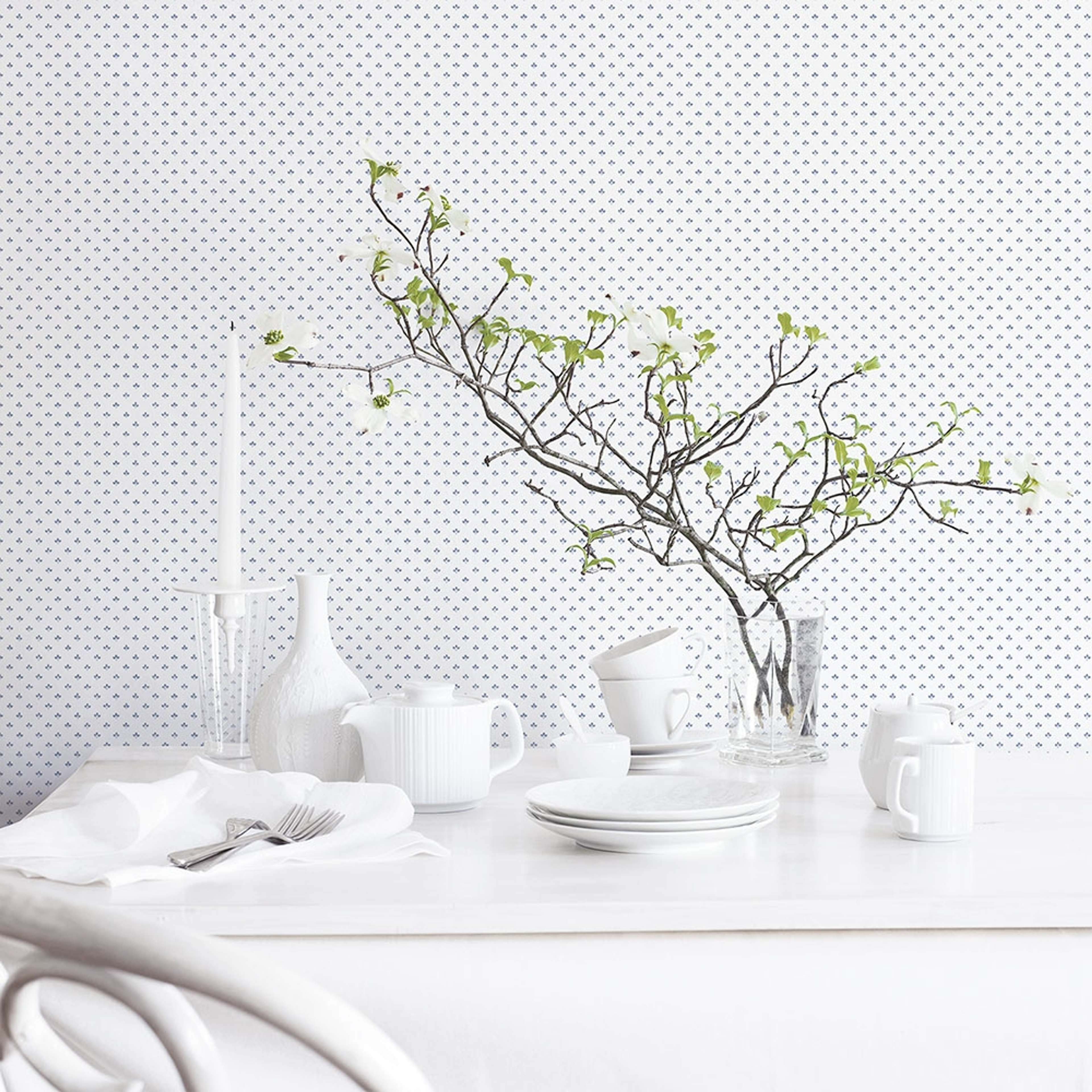 Tri Leaf tapet i vit och blå. Från kollektionen Just Kitchens. Nonwoven-material med rak passning.