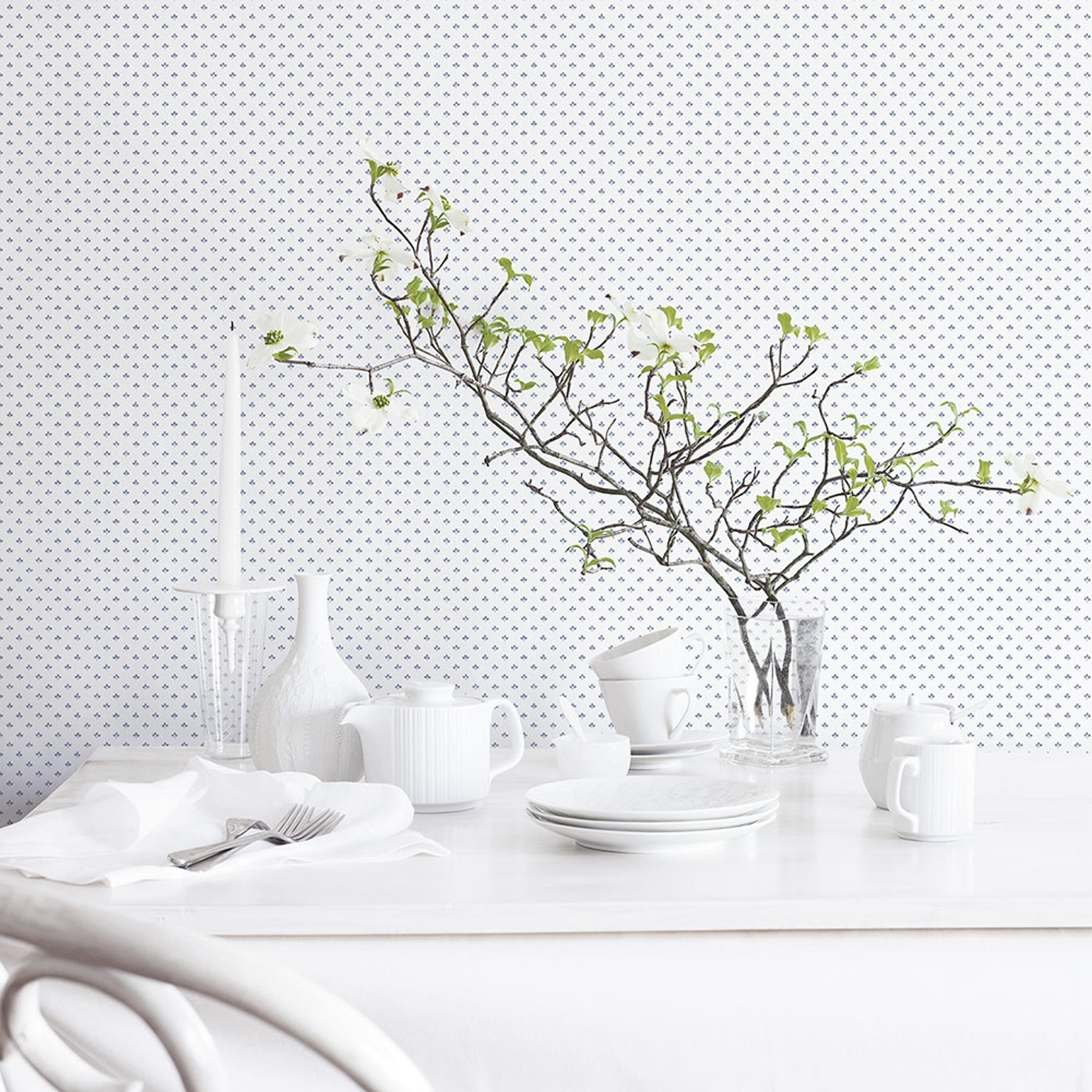 Tri Leaf tapet i vit och blå. Från kollektionen Just Kitchens. Nonwoven-material med rak passning.