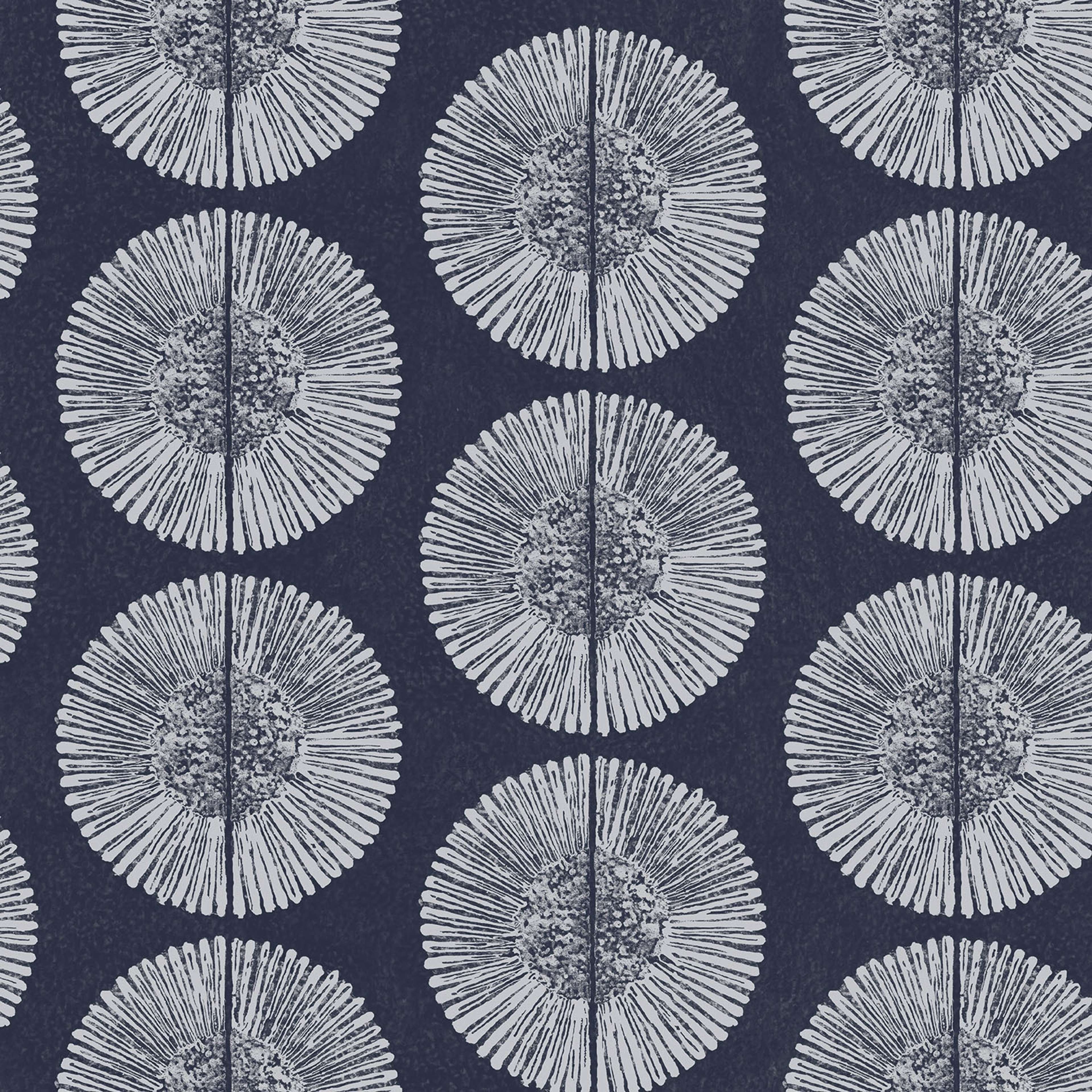 Soleil tapet i blå tapet med grafiskt mönster i blå. Från kollektionen bazaar. Nonwoven-material med förskjuten passning. Passar i vardagsrum och matsal.