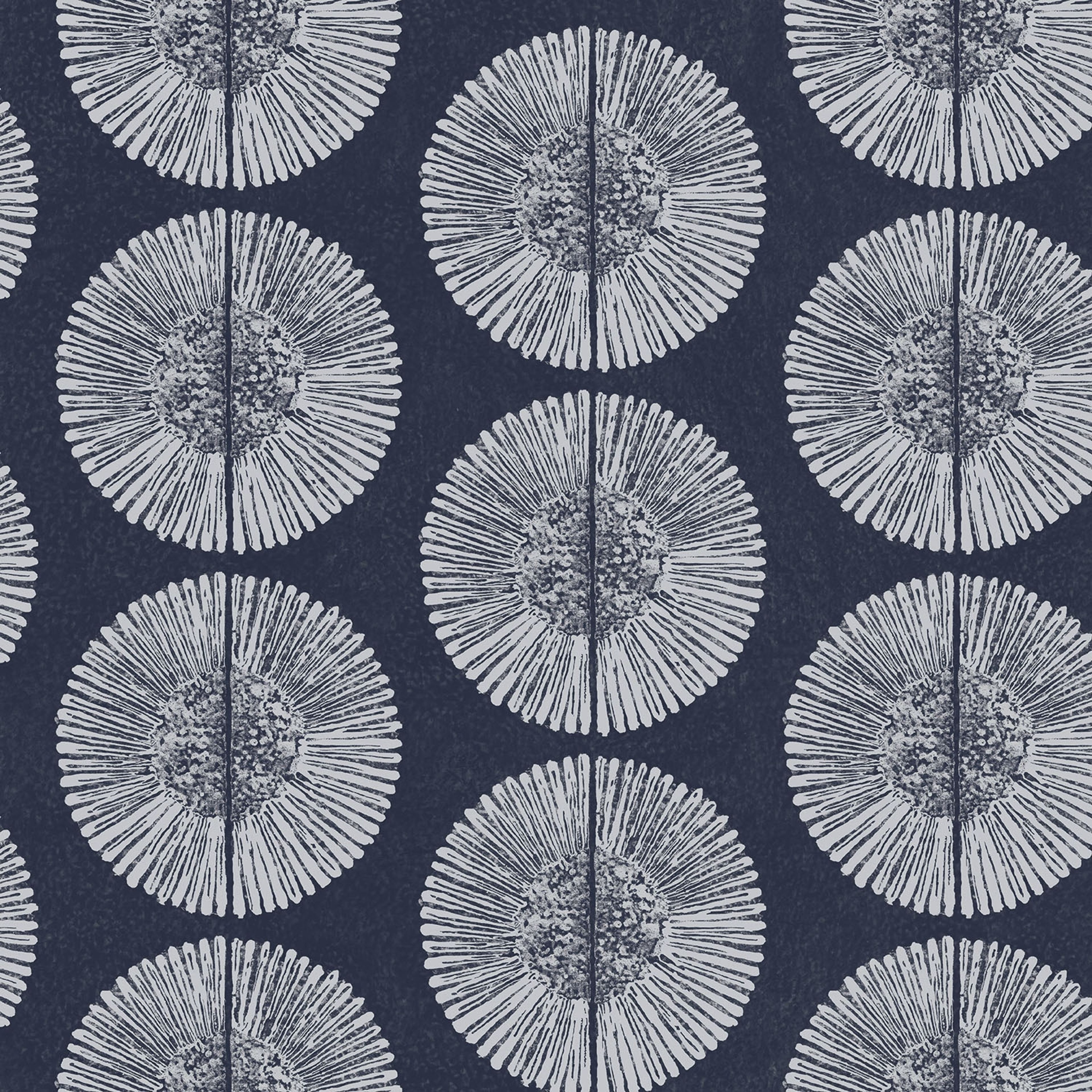 Soleil tapet i blå tapet med grafiskt mönster i blå. Från kollektionen bazaar. Nonwoven-material med förskjuten passning. Passar i vardagsrum och matsal.