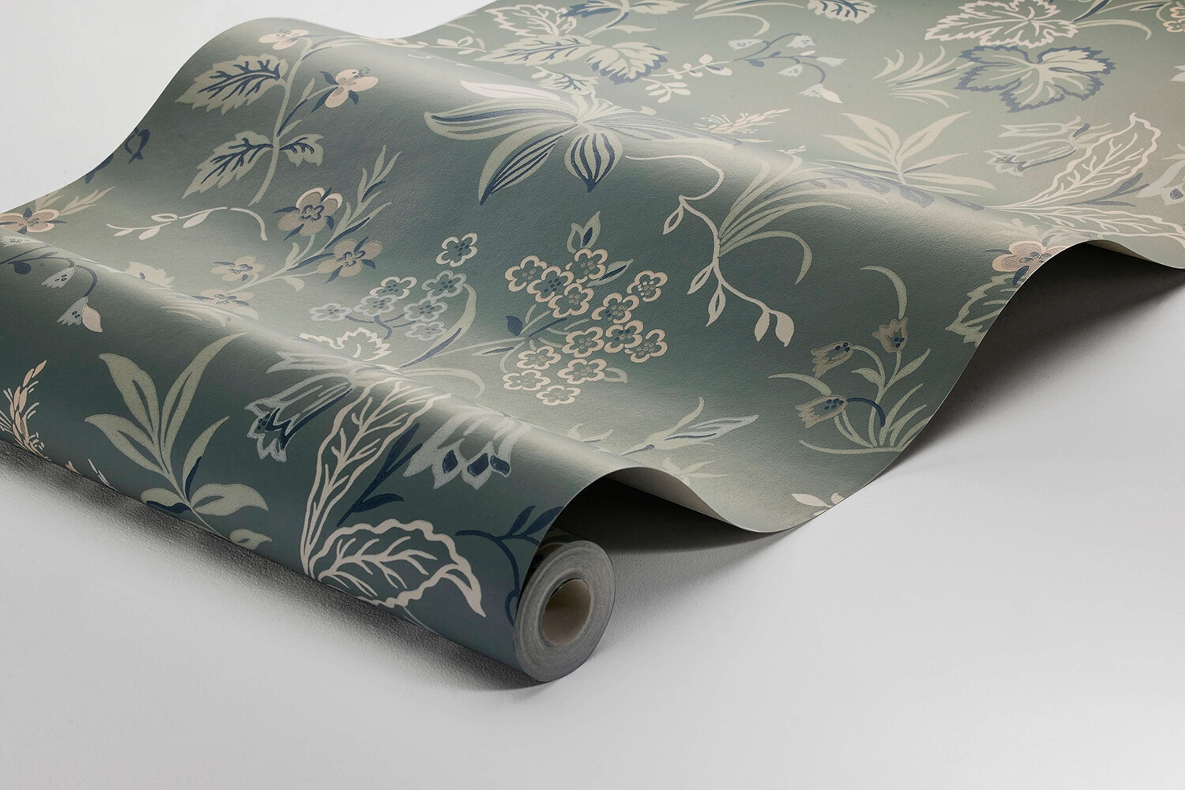 Folklore tapet med blommigt mönster i grön. Från kollektionen timeless traditions. Nonwoven-material med förskjuten passning.
