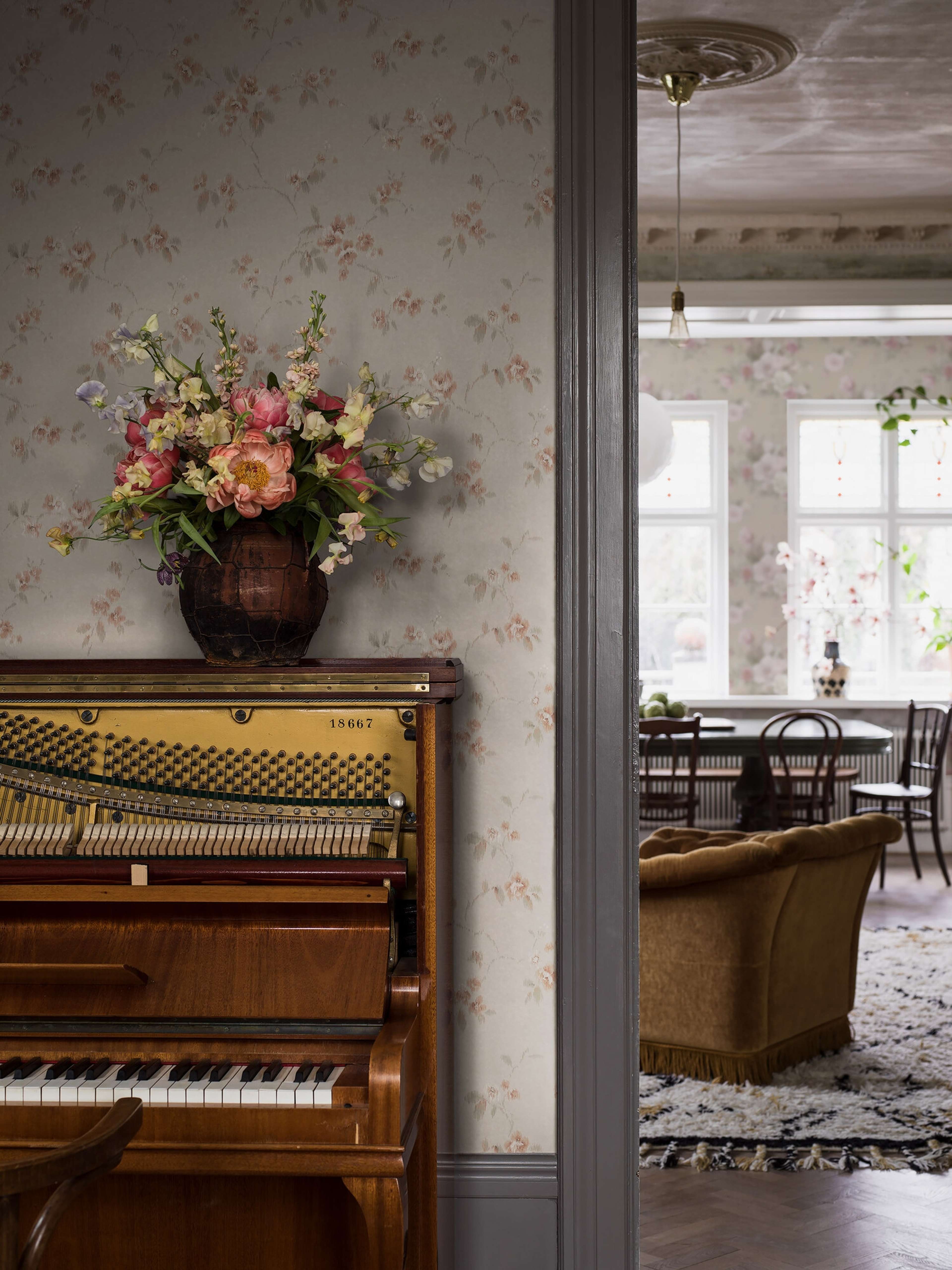 Vintage Rose tapet tapet med blommigt mönster i rosa. Från kollektionen Dreamy Escape. Nonwoven-material med förskjuten passning. Passar i vardagsrum och matsal.