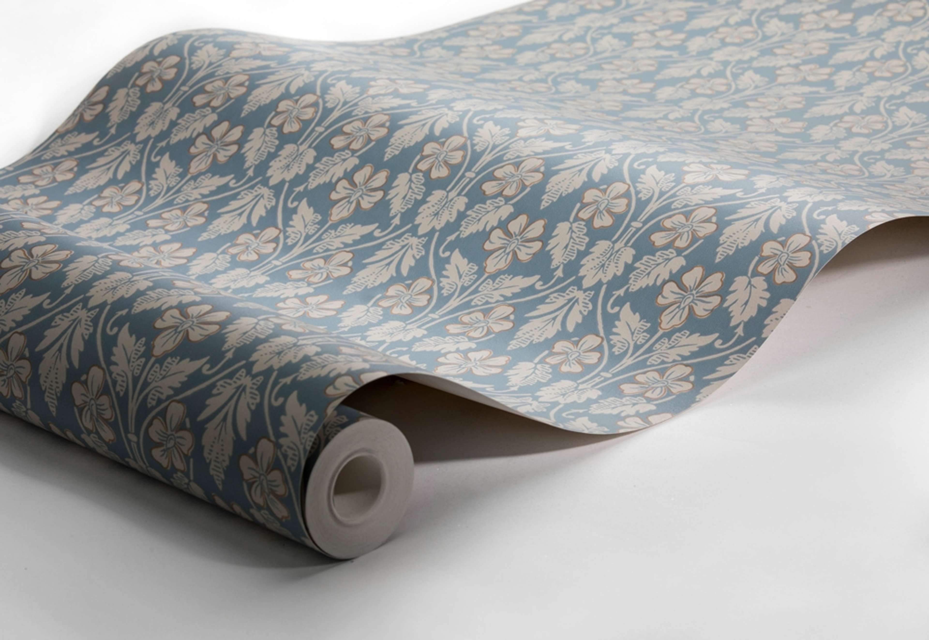 Nora, blågrå botten tapet från Boråstapeter med blommigt mönster i blå och beige. Från kollektionen anno. Nonwoven-material med förskjuten passning. Vintage, city-stil. Passar i sovrum och matsal.
