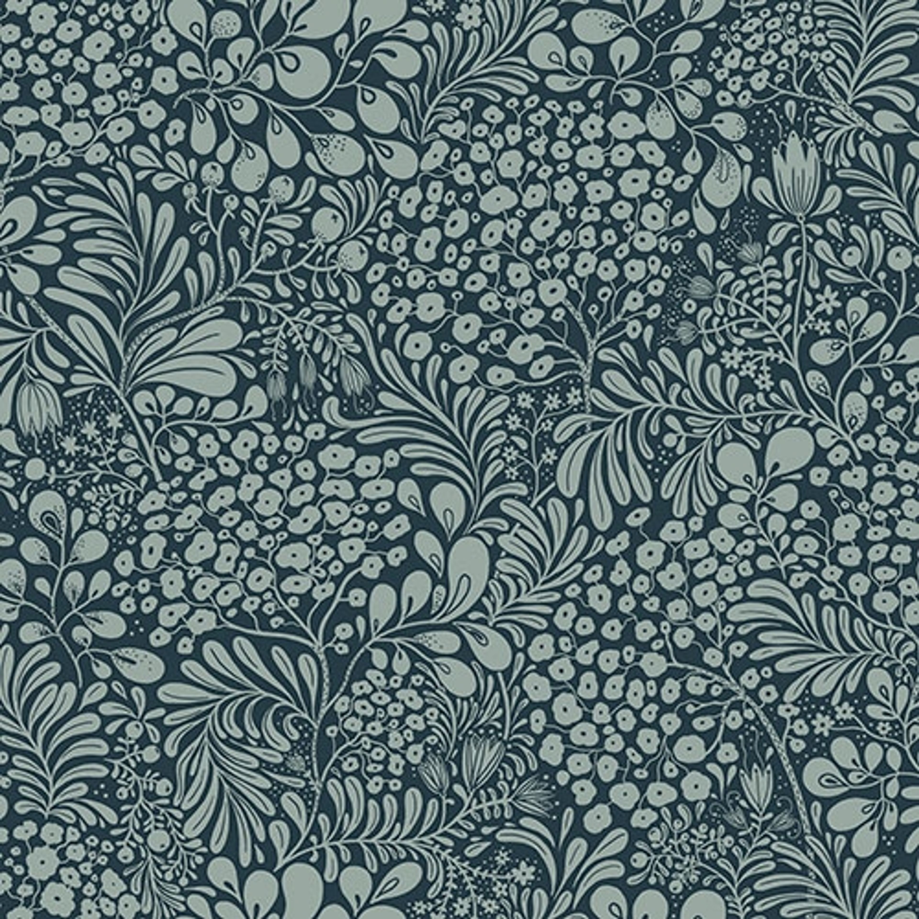 Siv, mörkblå tapet med blommigt mönster i blå. Från kollektionen Lina 2. Nonwoven-material med förskjuten passning.