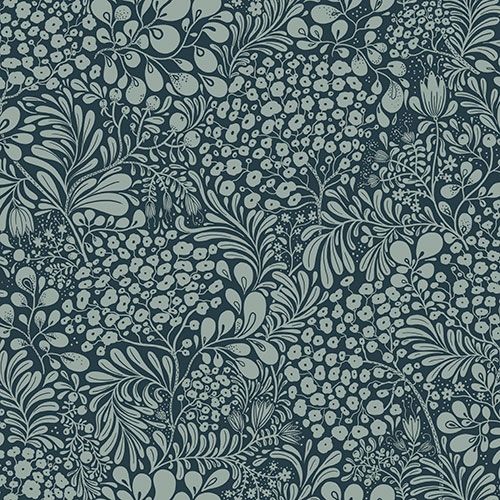 Siv, mörkblå tapet med blommigt mönster i blå. Från kollektionen Lina 2. Nonwoven-material med förskjuten passning.