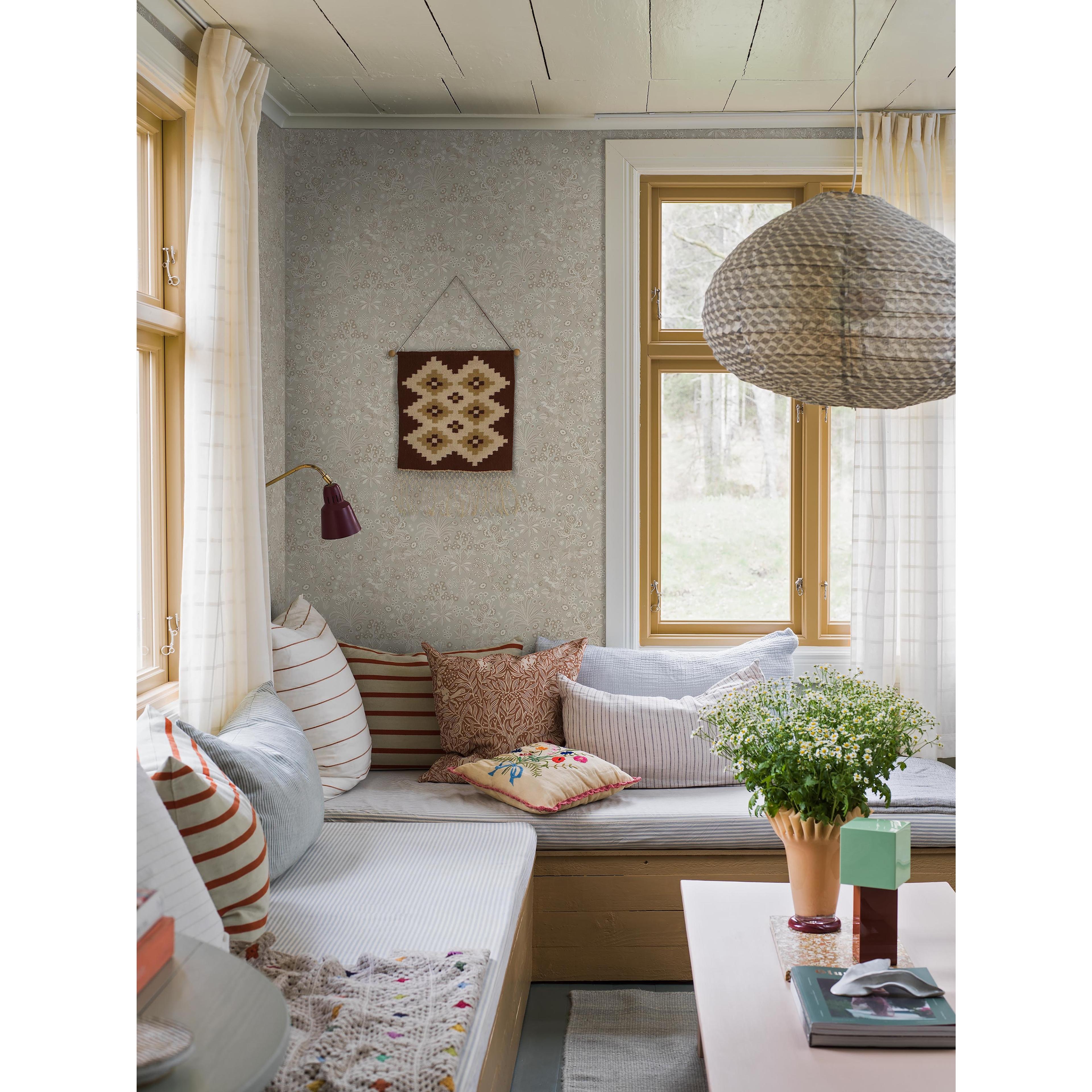 Tuva beige, tapet tapet med blommigt mönster i beige. Från kollektionen Nordic Folk. Nonwoven-material med rak passning. Passar i vardagsrum.