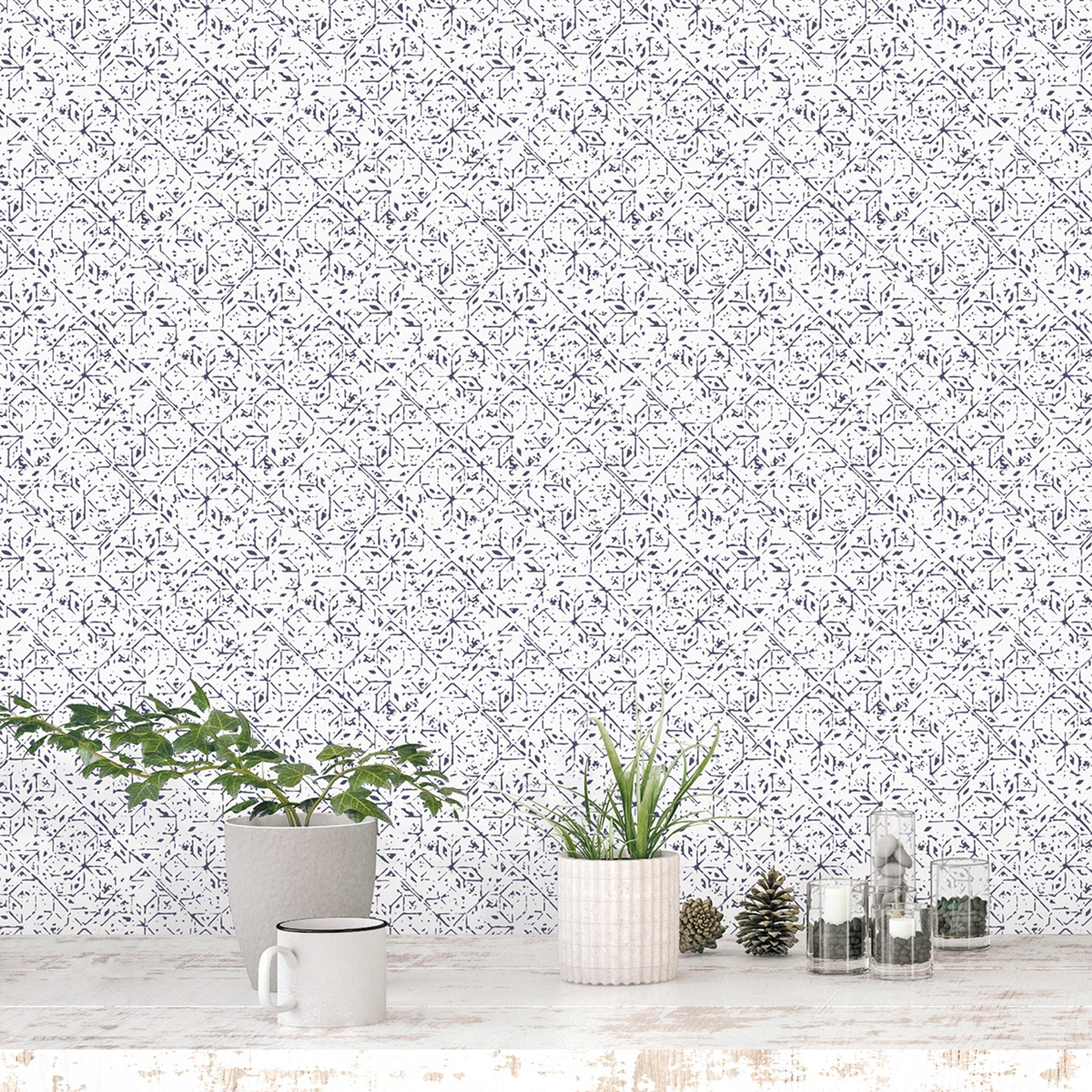 Tangier Tile tapet i vit och blå tapet med grafiskt mönster i vit. Från kollektionen bazaar. Nonwoven-material med rak passning. Passar i vardagsrum och matsal.