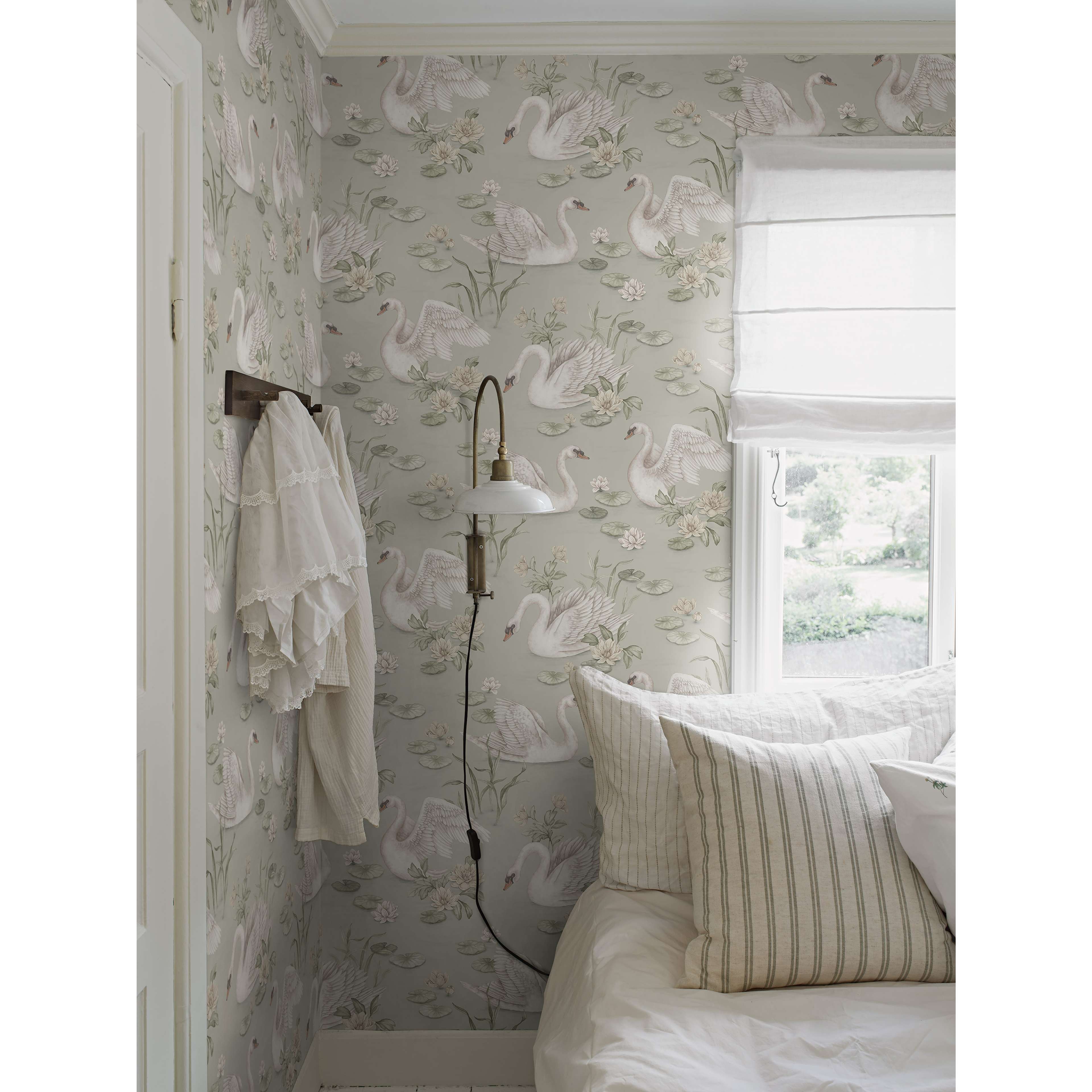 Lily Swan grön, tapet tapet med djur, blommigt mönster i grön. Från kollektionen Newbie II Wallpaper. Nonwoven-material med förskjuten passning. Passar i sovrum.