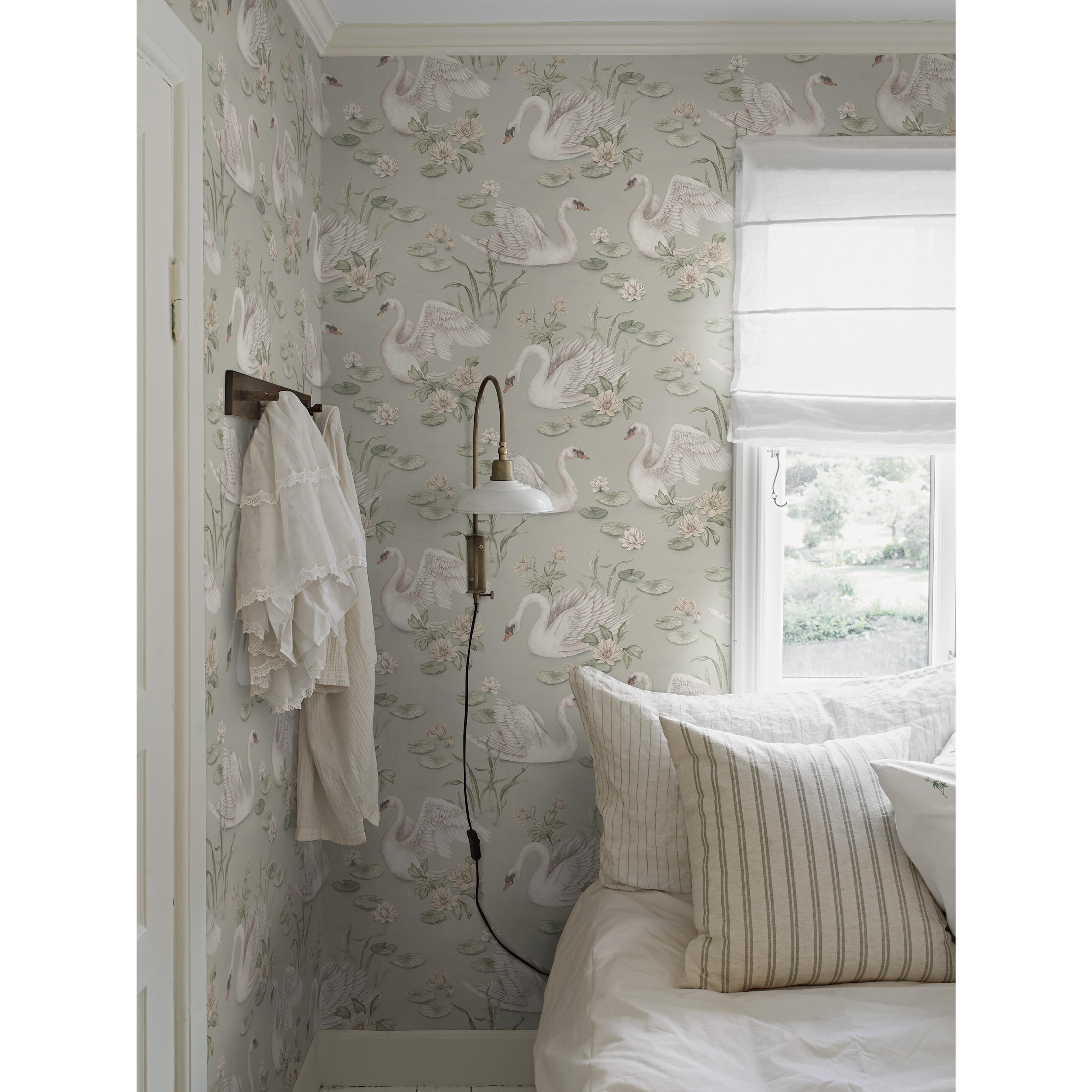 Lily Swan grön, tapet tapet med djur, blommigt mönster i grön. Från kollektionen Newbie II Wallpaper. Nonwoven-material med förskjuten passning. Passar i sovrum.