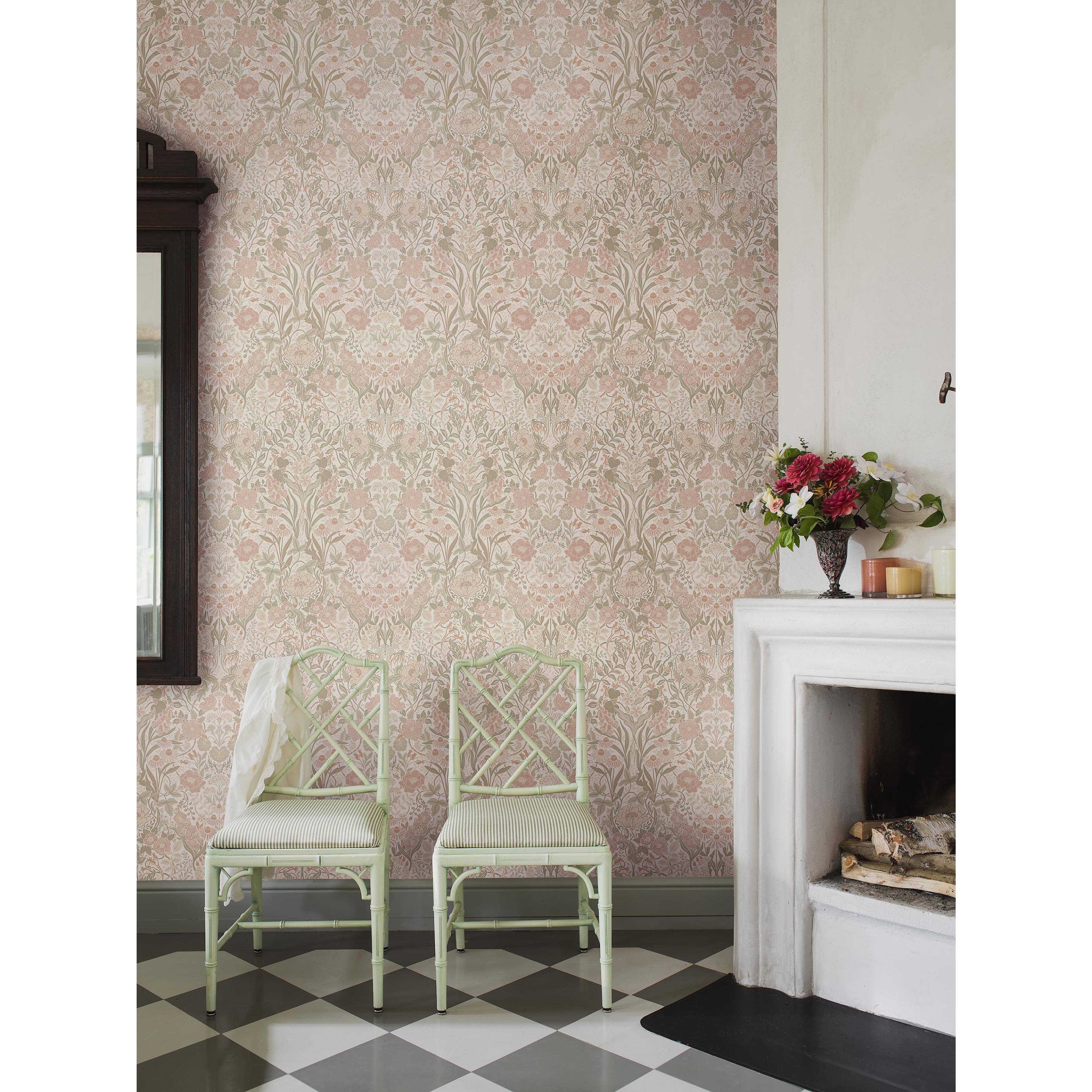 Örtagård rosa, tapet tapet med botaniskt, blommigt mönster i rosa. Från kollektionen Orangeri. Nonwoven-material med rak passning. Passar i vardagsrum.