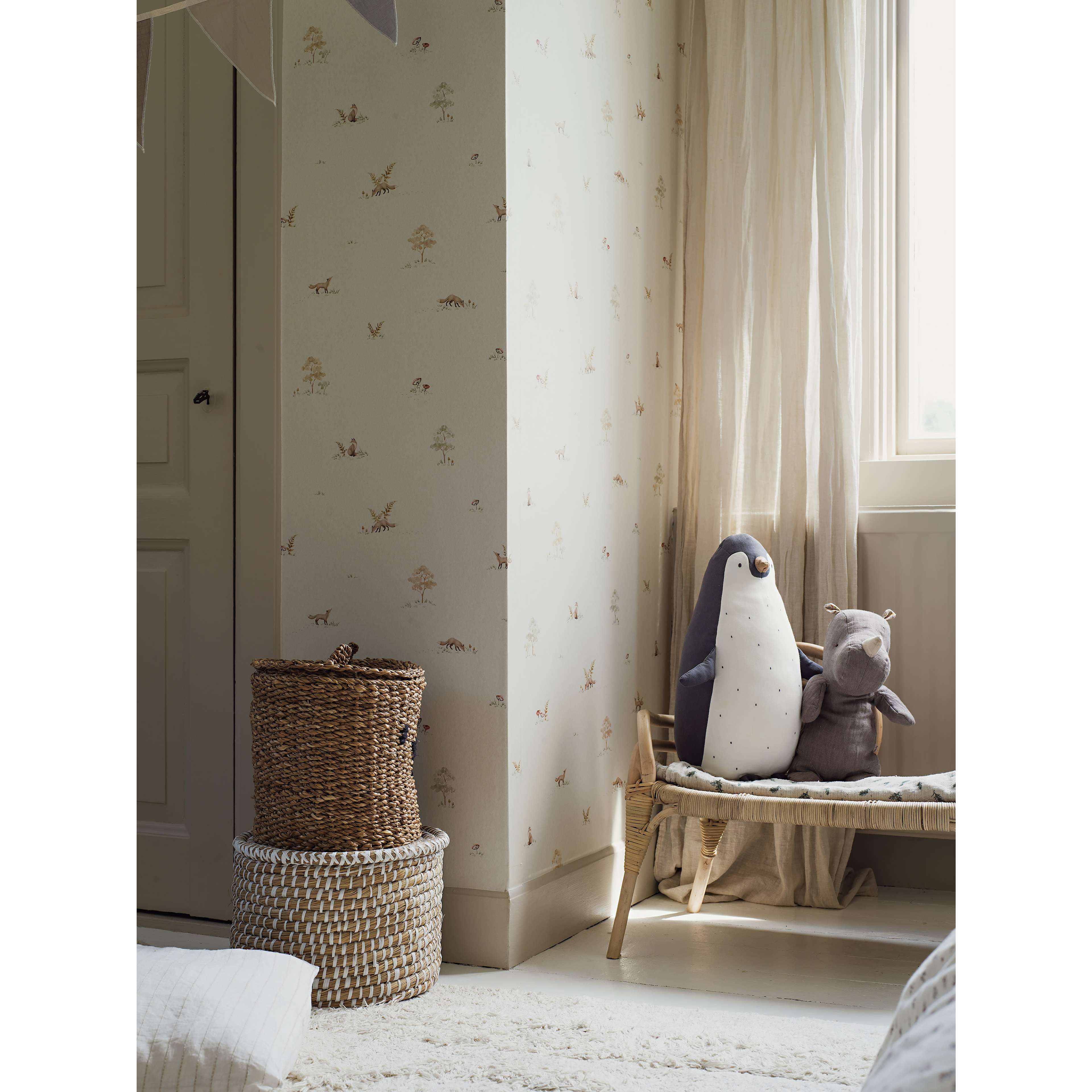 Little Fox beige, tapet tapet med småmönstrat, djur mönster i beige. Från kollektionen Newbie II Wallpaper. Nonwoven-material med förskjuten passning. Passar i barnrum.