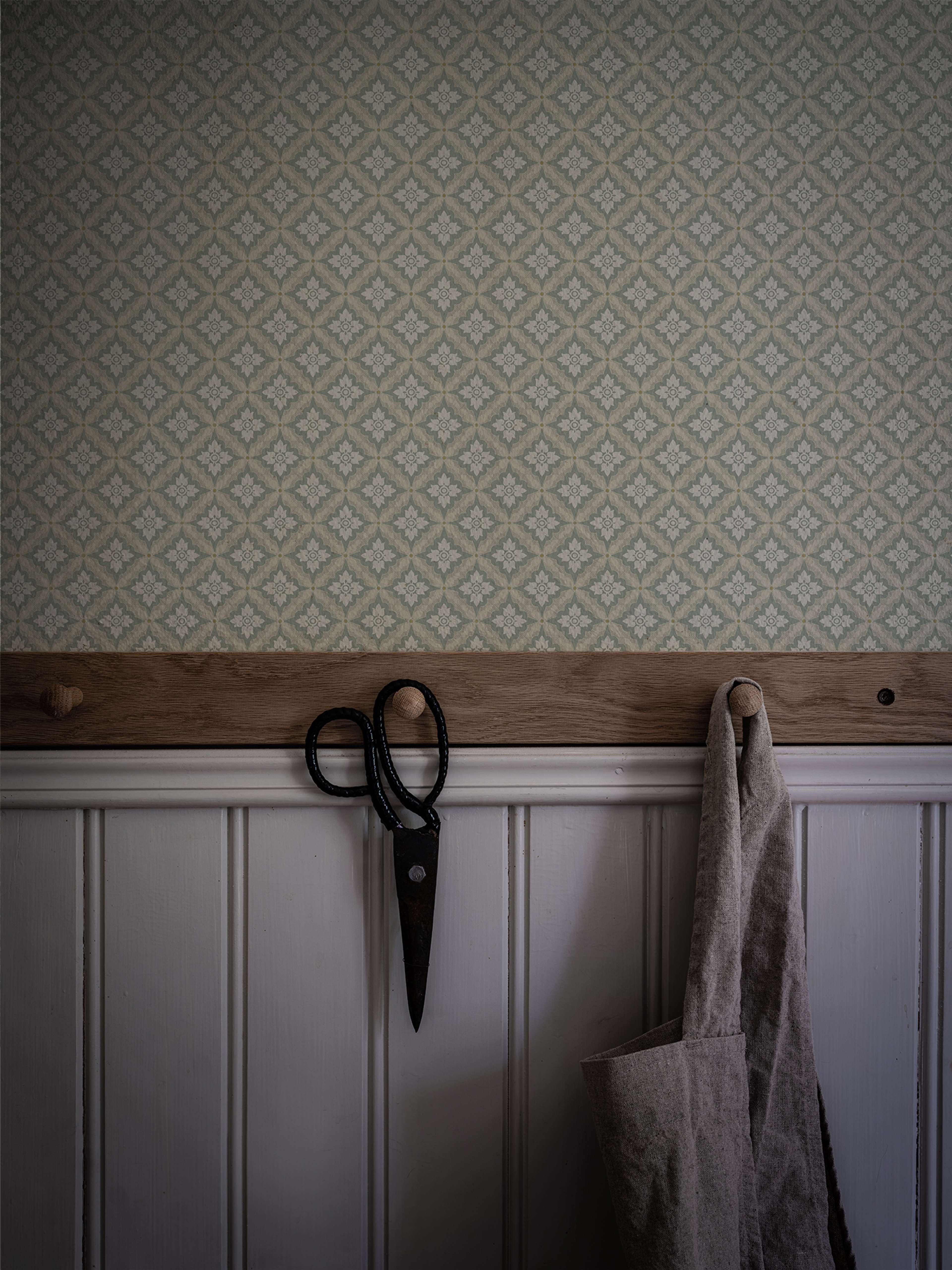 Ingrid Grön tapet med geometriskt mönster i grön. Från kollektionen Gammalsvenska klassiker 1850–1950. Nonwoven-material med rak passning. Country-stil. Passar i vardagsrum och matsal.