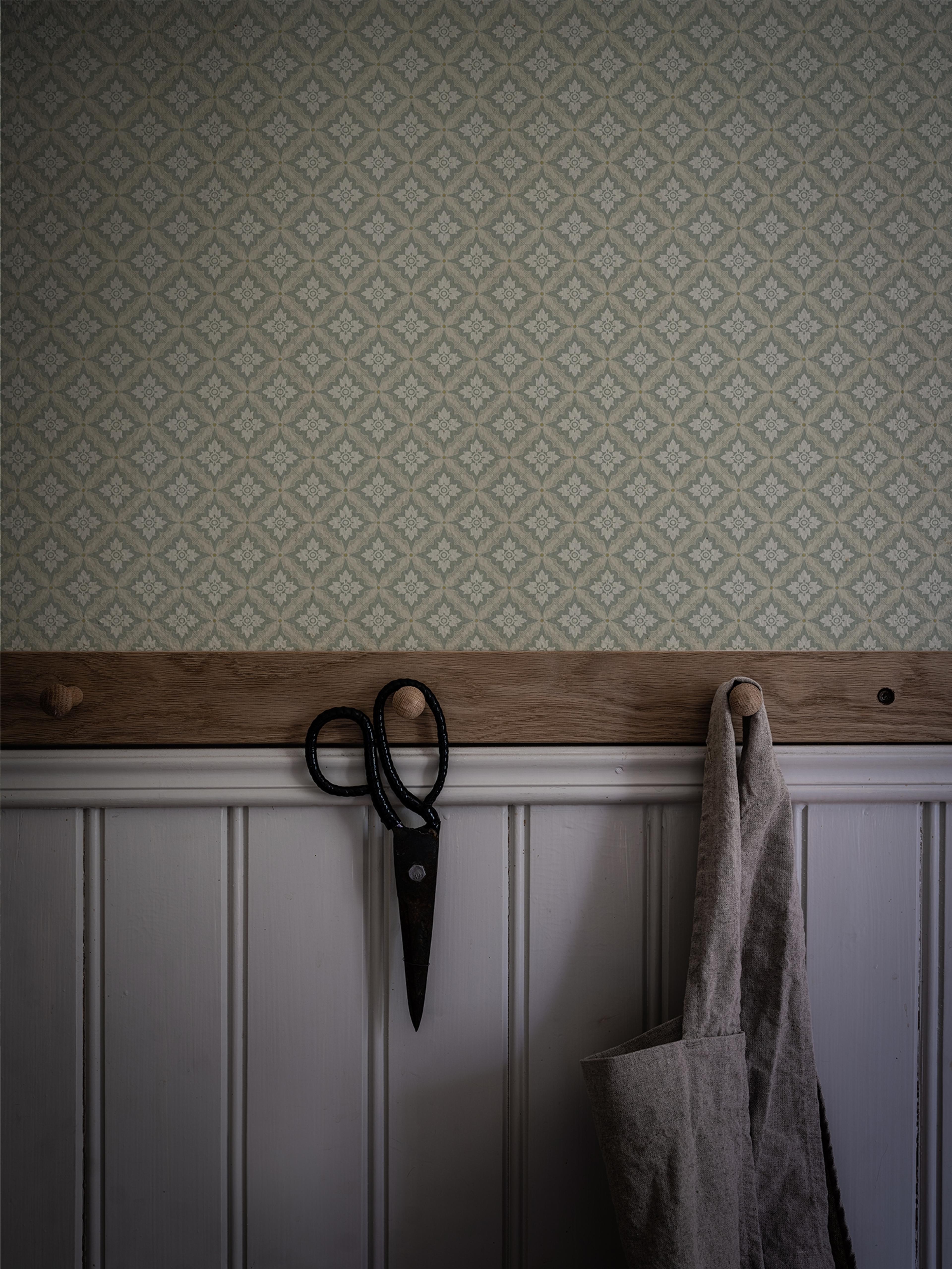 Ingrid Grön tapet med geometriskt mönster i grön. Från kollektionen Gammalsvenska klassiker 1850–1950. Nonwoven-material med rak passning. Country-stil. Passar i vardagsrum och matsal.