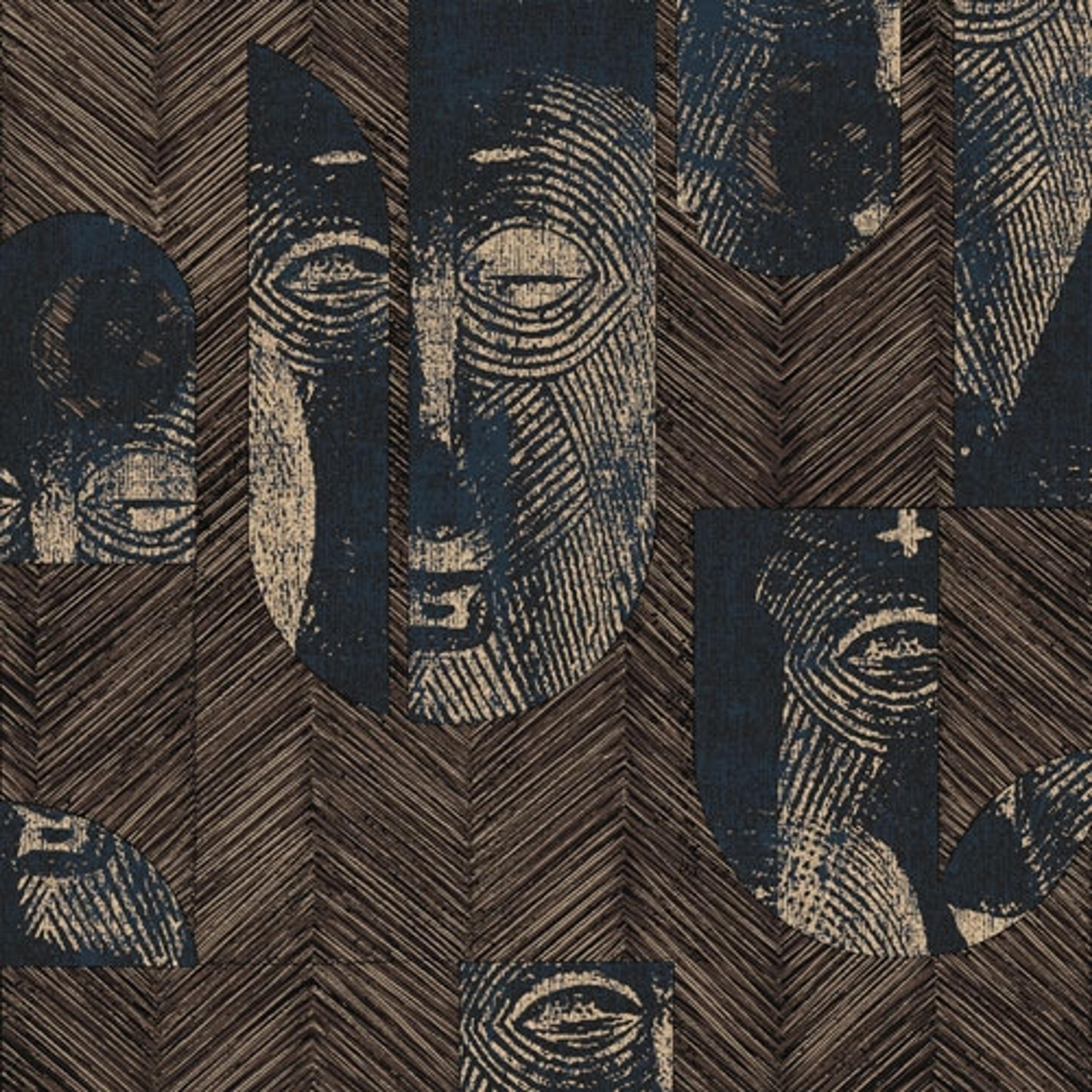 Mask Slate tapet tapet från Midbec med grafiskt mönster i grå. Från kollektionen Tribute. Nonwoven-material med förskjuten passning. Passar i vardagsrum, matsal och hall.