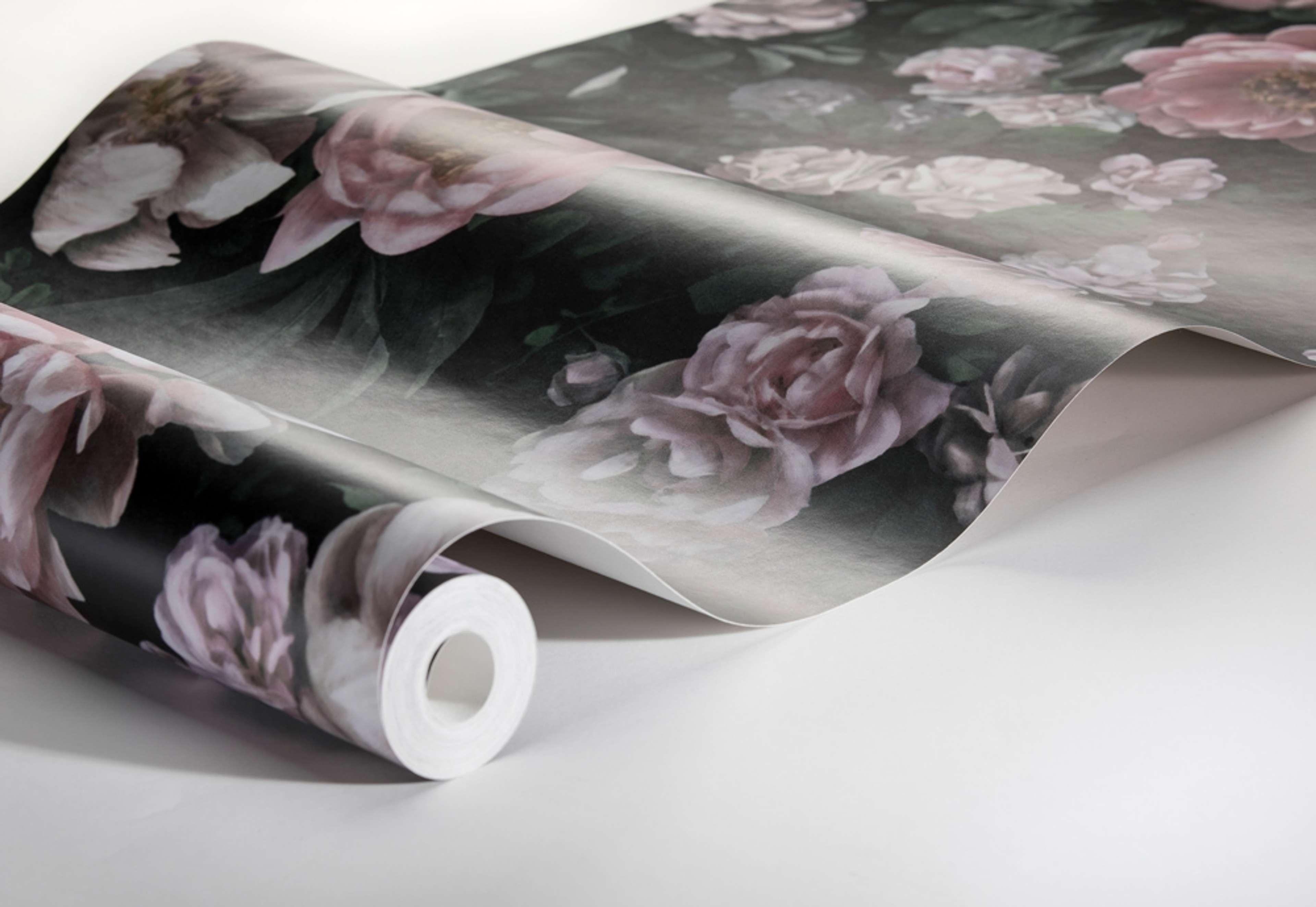New Dawn Rose tapet från Boråstapeter med blommigt mönster i svart och rosa. Från kollektionen In Bloom. Nonwoven-material med förskjuten passning. Country, city-stil. Passar i vardagsrum, sovrum och hall.