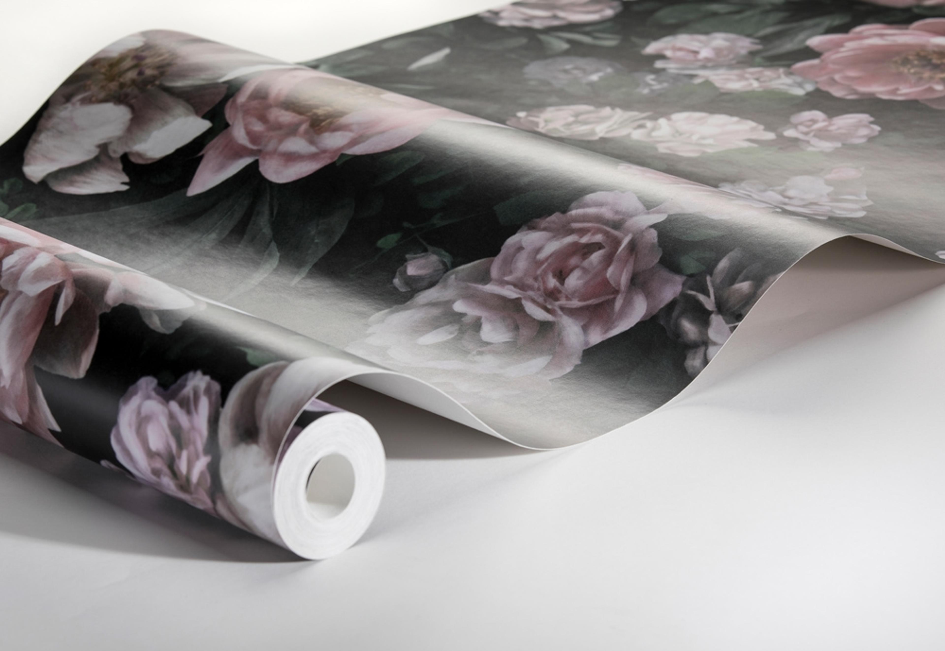 New Dawn Rose tapet från Boråstapeter med blommigt mönster i svart och rosa. Från kollektionen In Bloom. Nonwoven-material med förskjuten passning. Country, city-stil. Passar i vardagsrum, sovrum och hall.