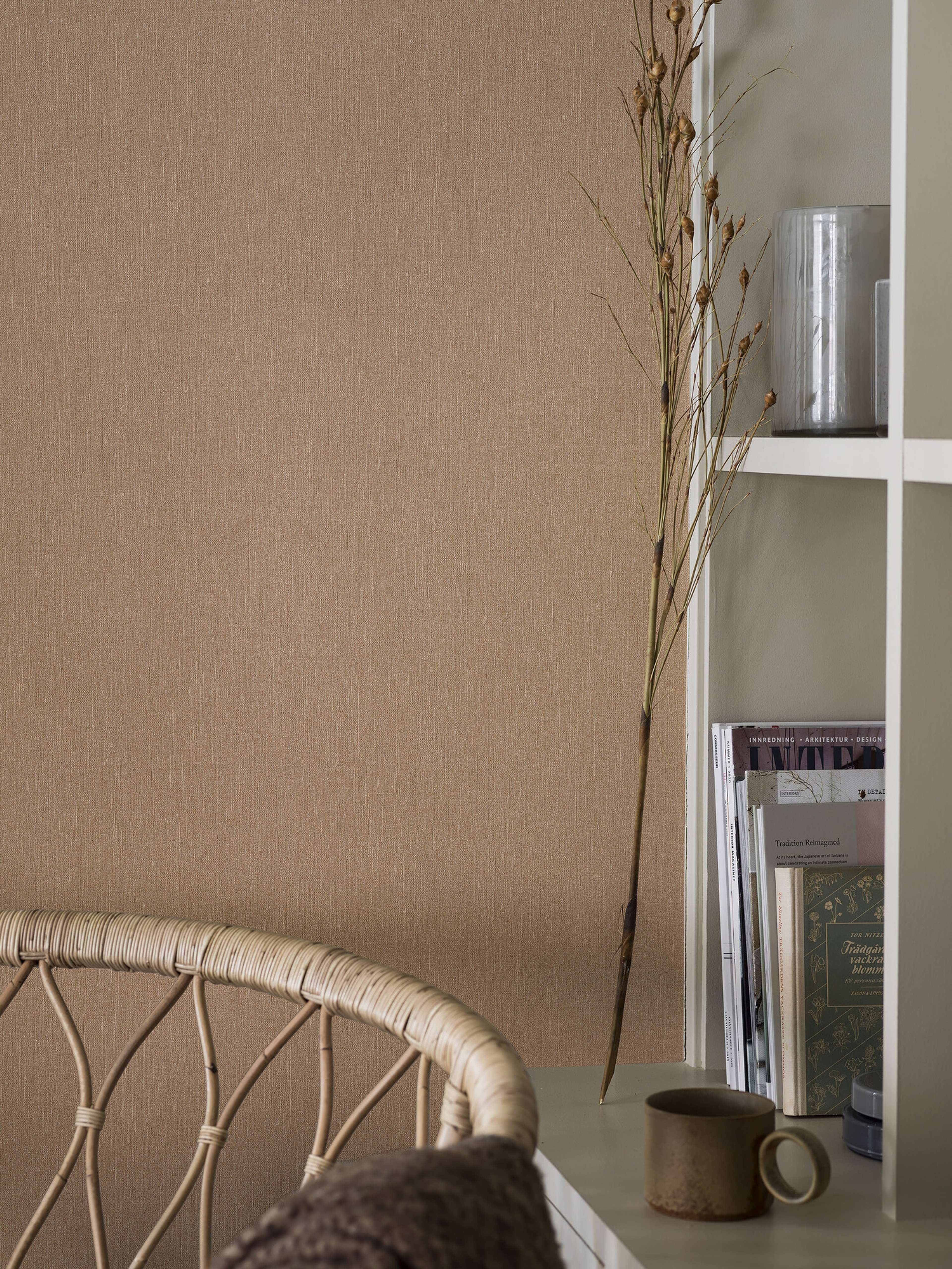 Terracotta Linen tapet med enfargat, textilimitation mönster i röd. Från kollektionen Linen. Nonwoven-material. Passar i vardagsrum och matsal.