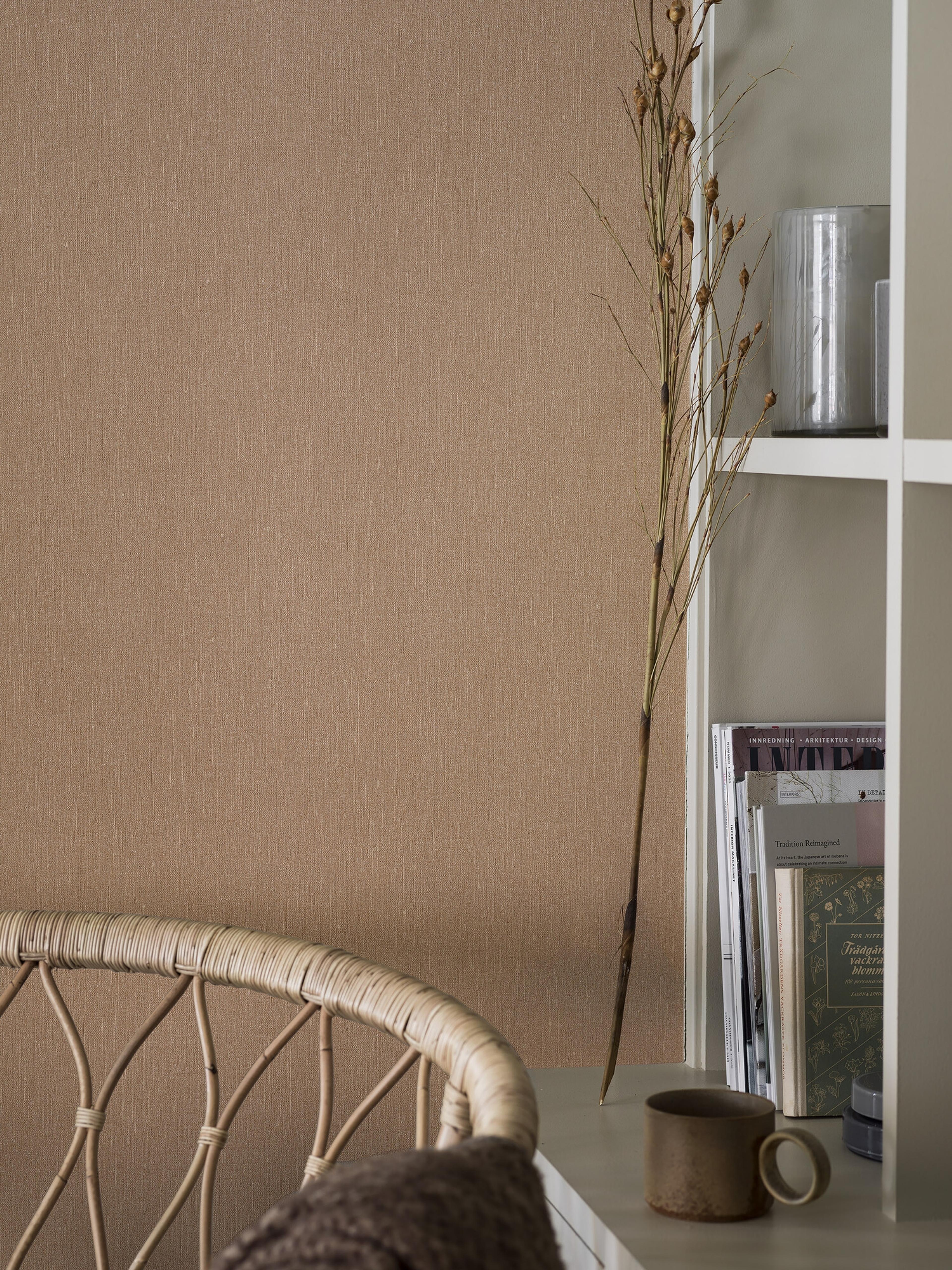 Terracotta Linen tapet med enfargat, textilimitation mönster i röd. Från kollektionen Linen. Nonwoven-material. Passar i vardagsrum och matsal.