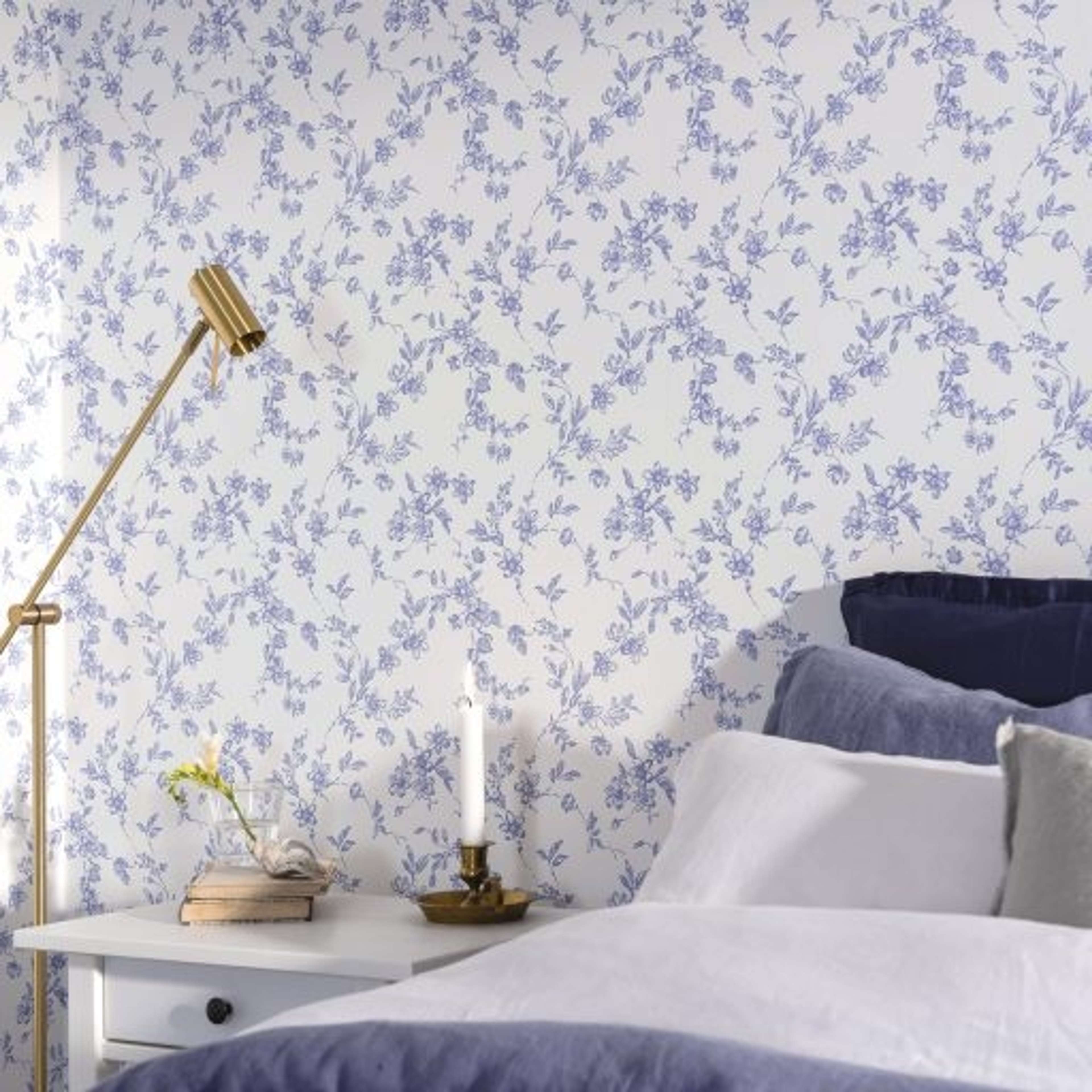 Bella, Blå tapet från duro med blommigt mönster i vit och blå. Från kollektionen Spira. Nonwoven-material med rak passning. Country-stil.