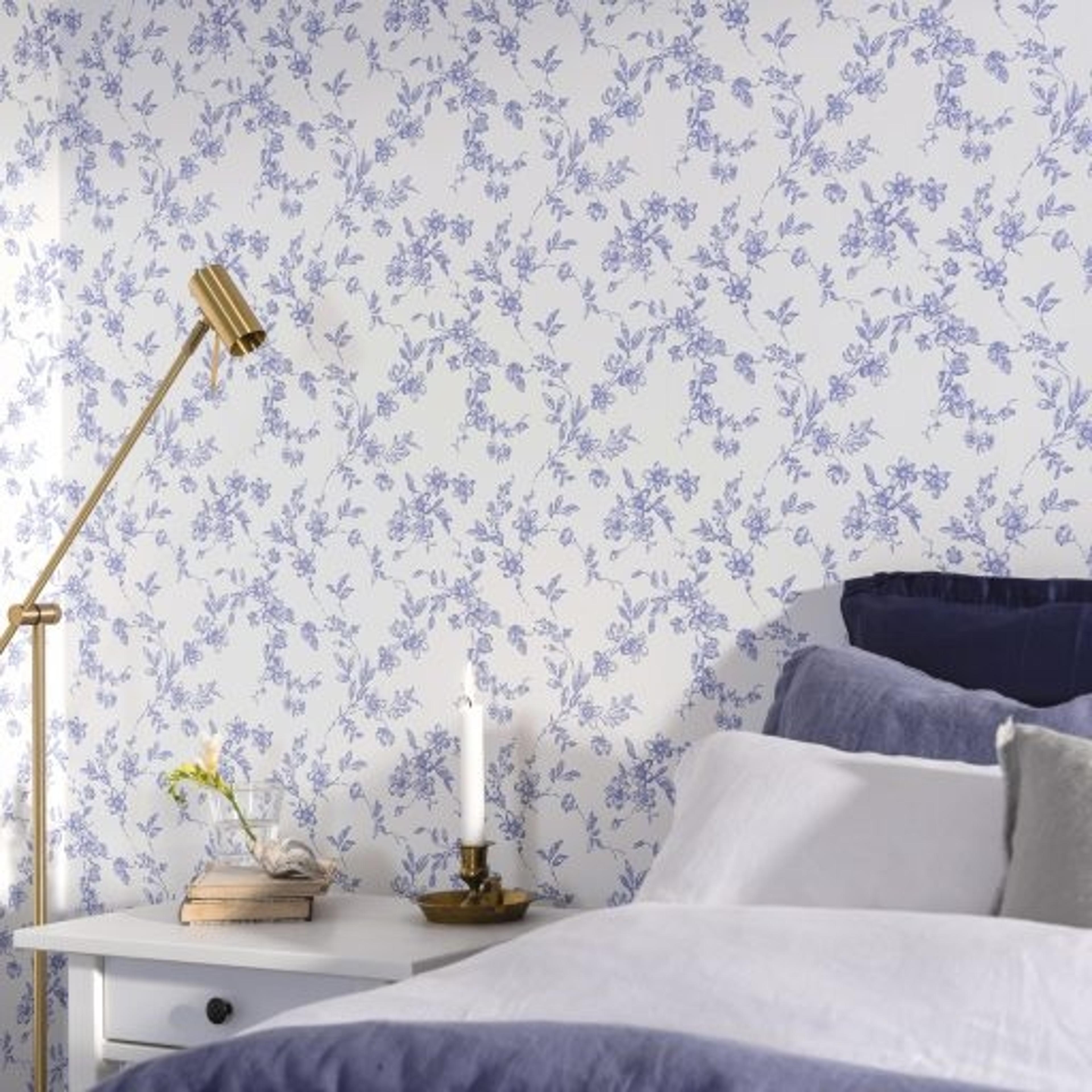Bella, Blå tapet från duro med blommigt mönster i vit och blå. Från kollektionen Spira. Nonwoven-material med rak passning. Country-stil.