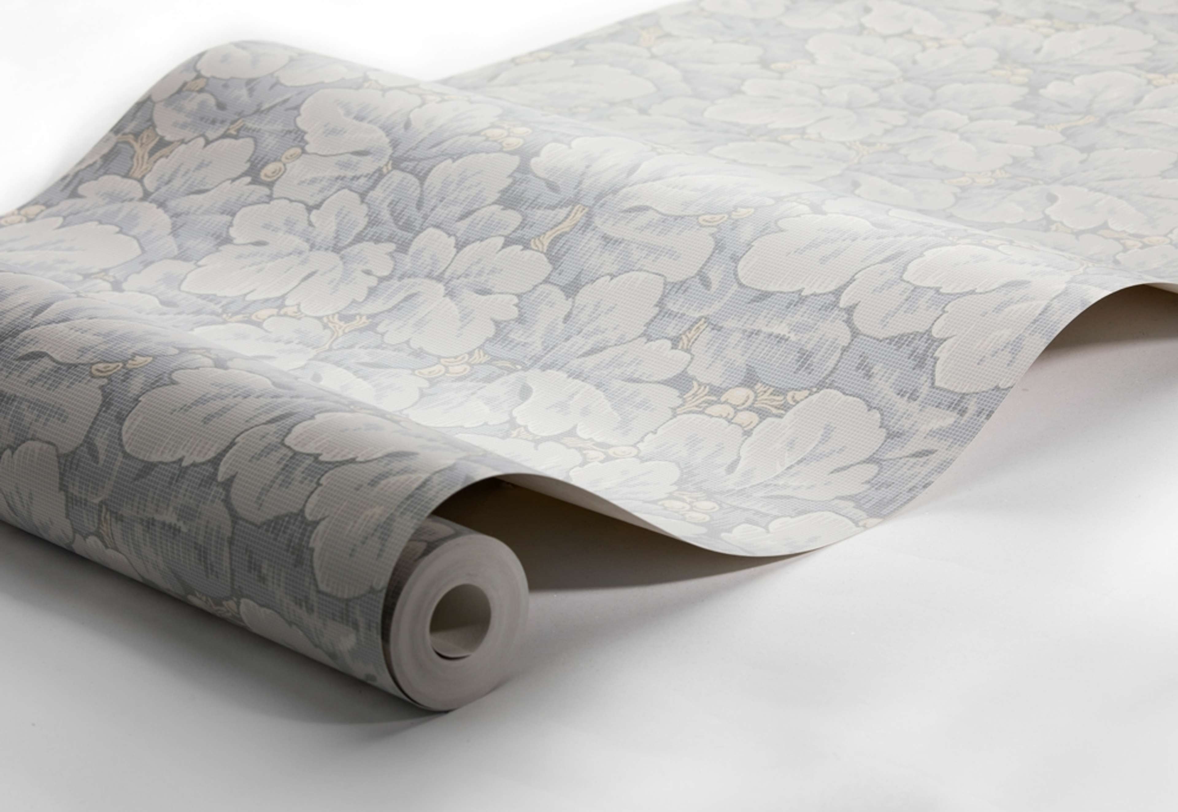 Waldemar, ljusgrå tapet från Boråstapeter med blommigt mönster i grå och beige. Från kollektionen anno. Nonwoven-material med rak passning. Vintage-stil. Passar i sovrum och matsal.