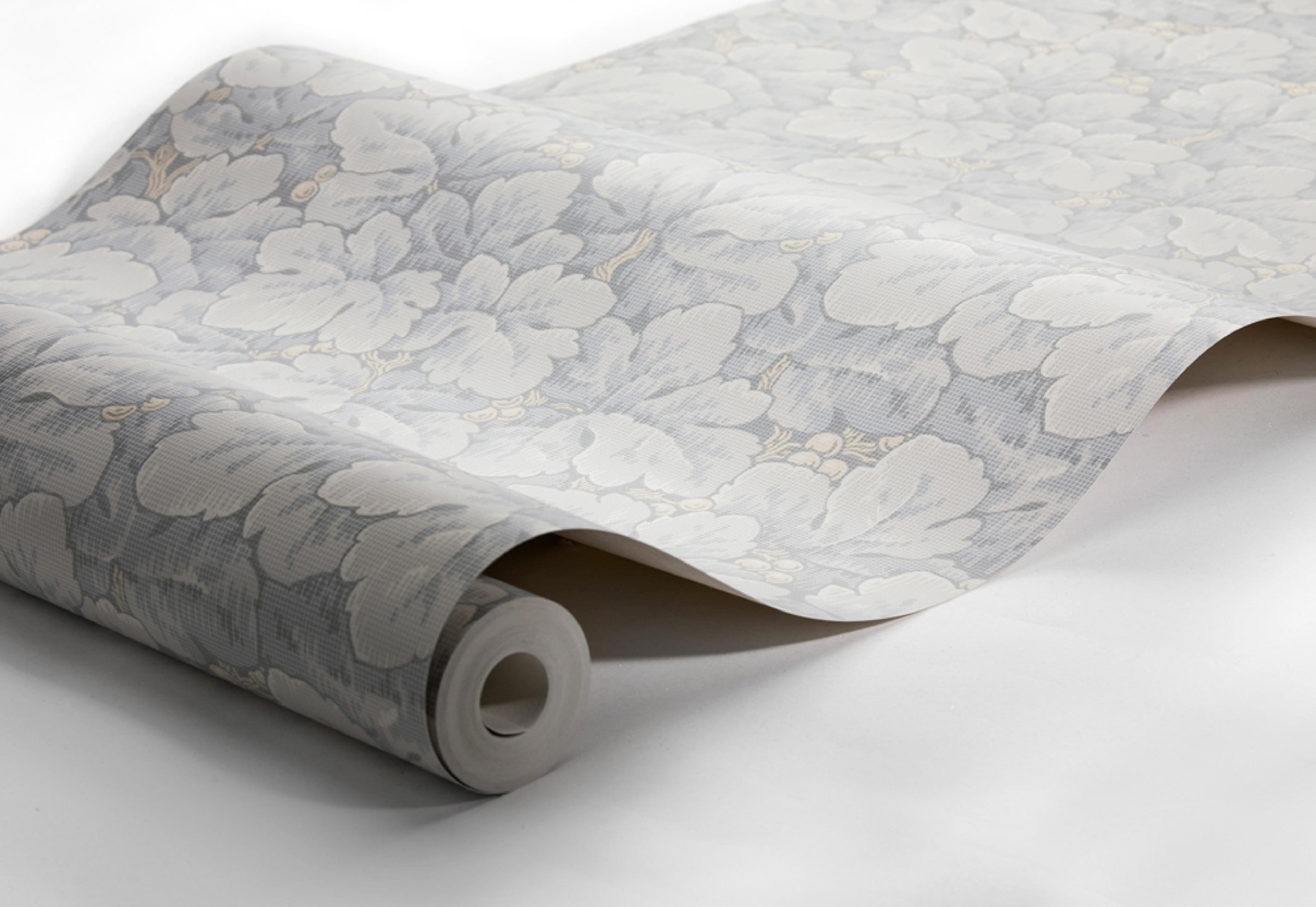 Waldemar, ljusgrå tapet från Boråstapeter med blommigt mönster i grå och beige. Från kollektionen anno. Nonwoven-material med rak passning. Vintage-stil. Passar i sovrum och matsal.