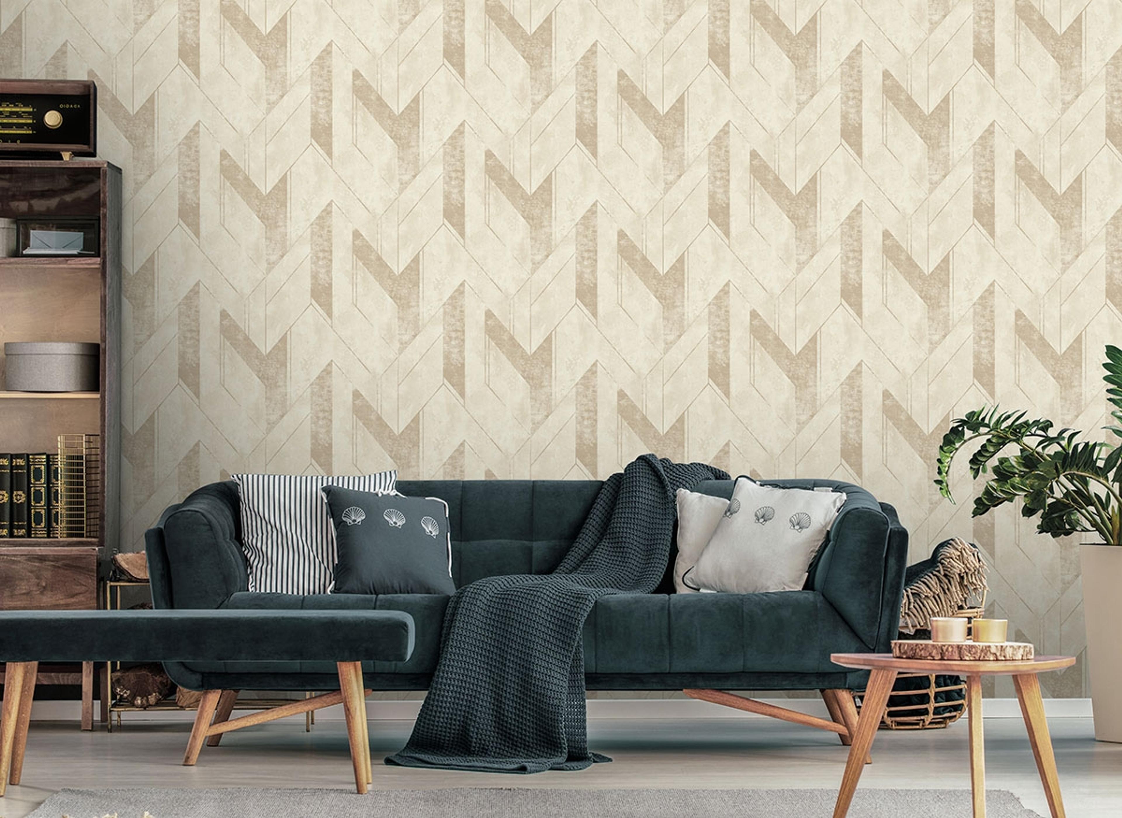 Scilla strukturtapet i beige tapet med grafiskt mönster i beige. Från kollektionen jungle fever. Nonwoven-material med förskjuten passning. Passar i vardagsrum och matsal.