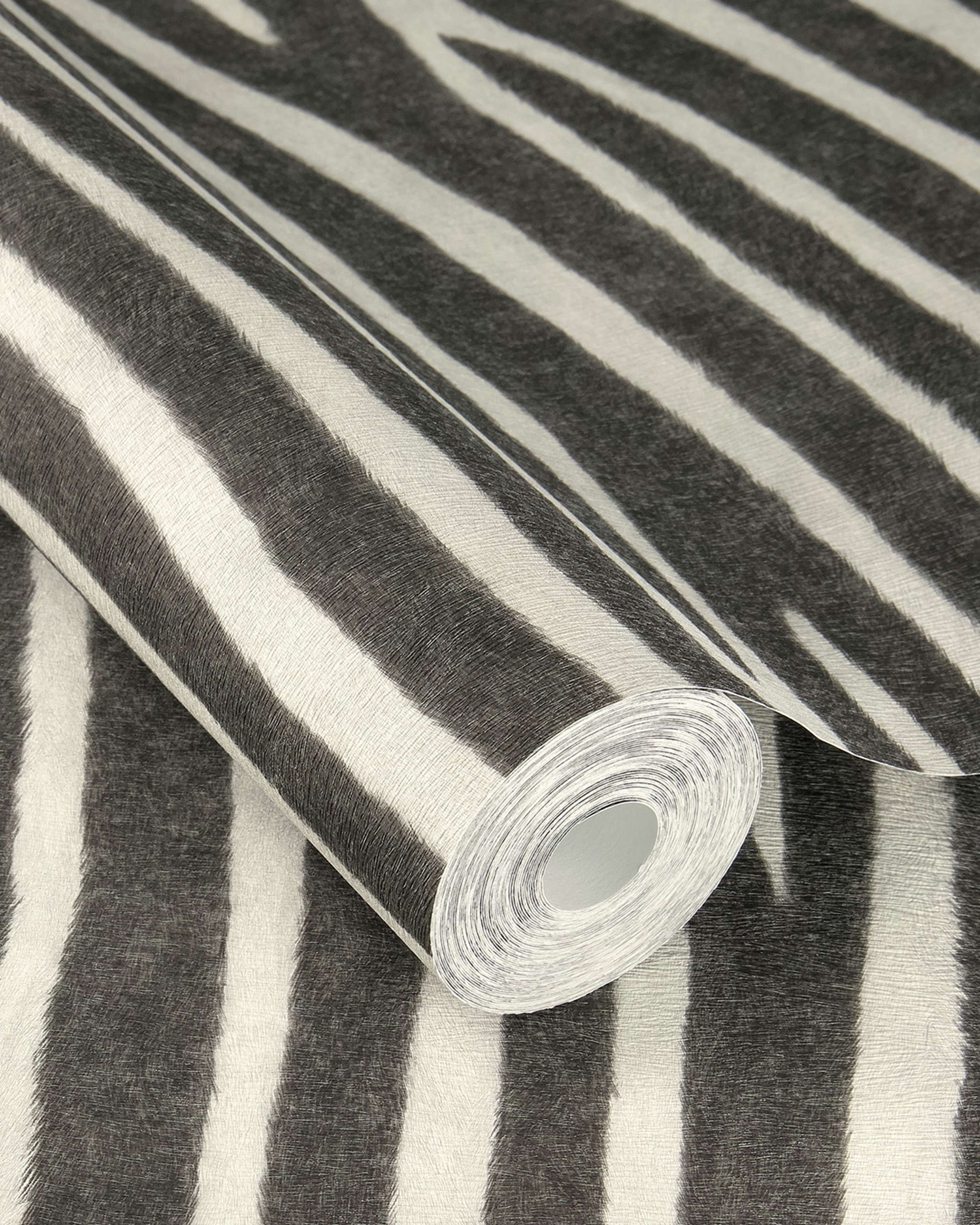 Serengeti 751727 tapet med djur mönster i vit och svart. Från kollektionen Serengeti. Nonwoven-material med förskjuten passning. Passar i vardagsrum och matsal.