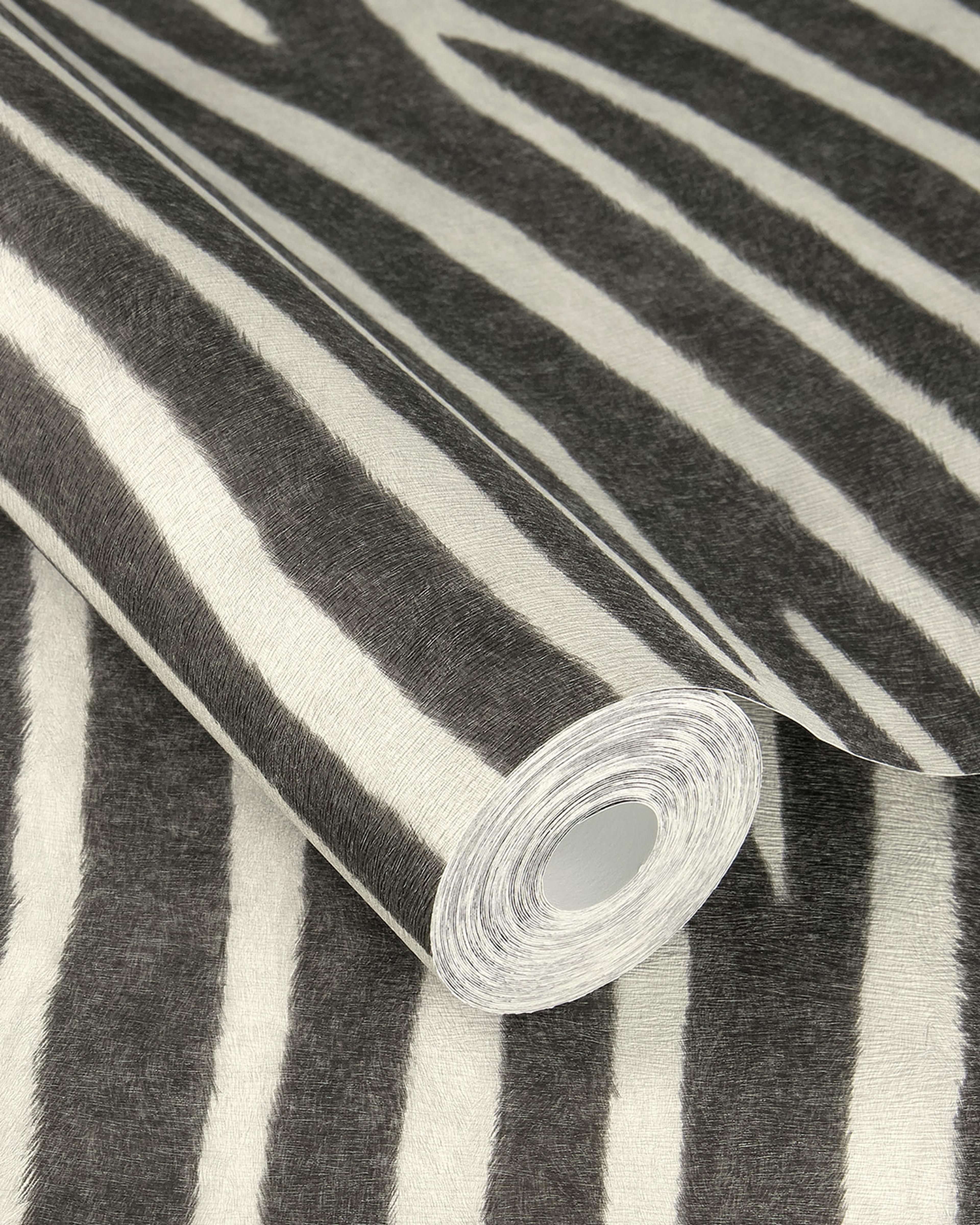 Serengeti 751727 tapet med djur mönster i vit och svart. Från kollektionen Serengeti. Nonwoven-material med förskjuten passning. Passar i vardagsrum och matsal.