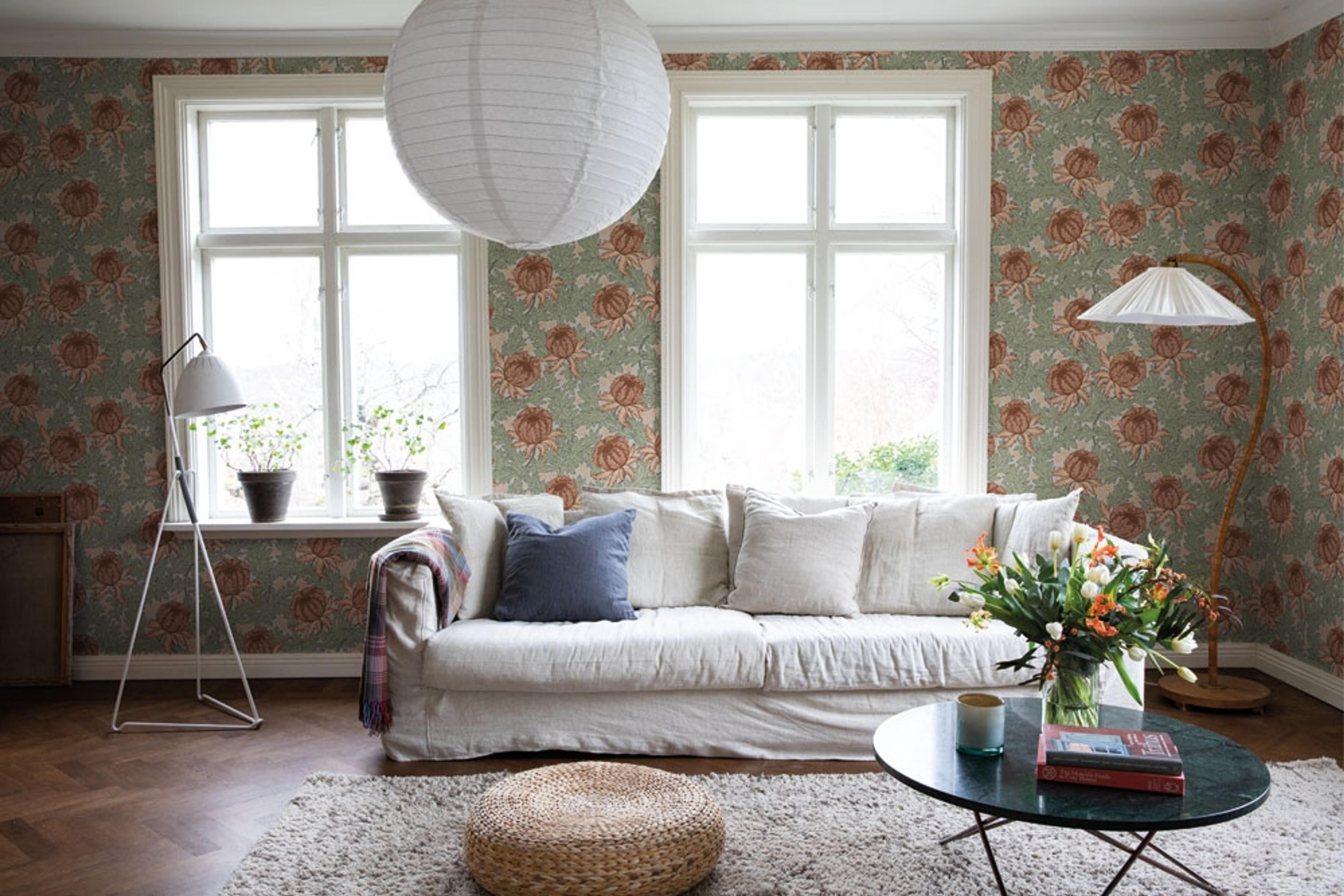 Arthur tapet från Midbec med blommigt mönster i röd. Från kollektionen Havsblick. Nonwoven-material med förskjuten passning.