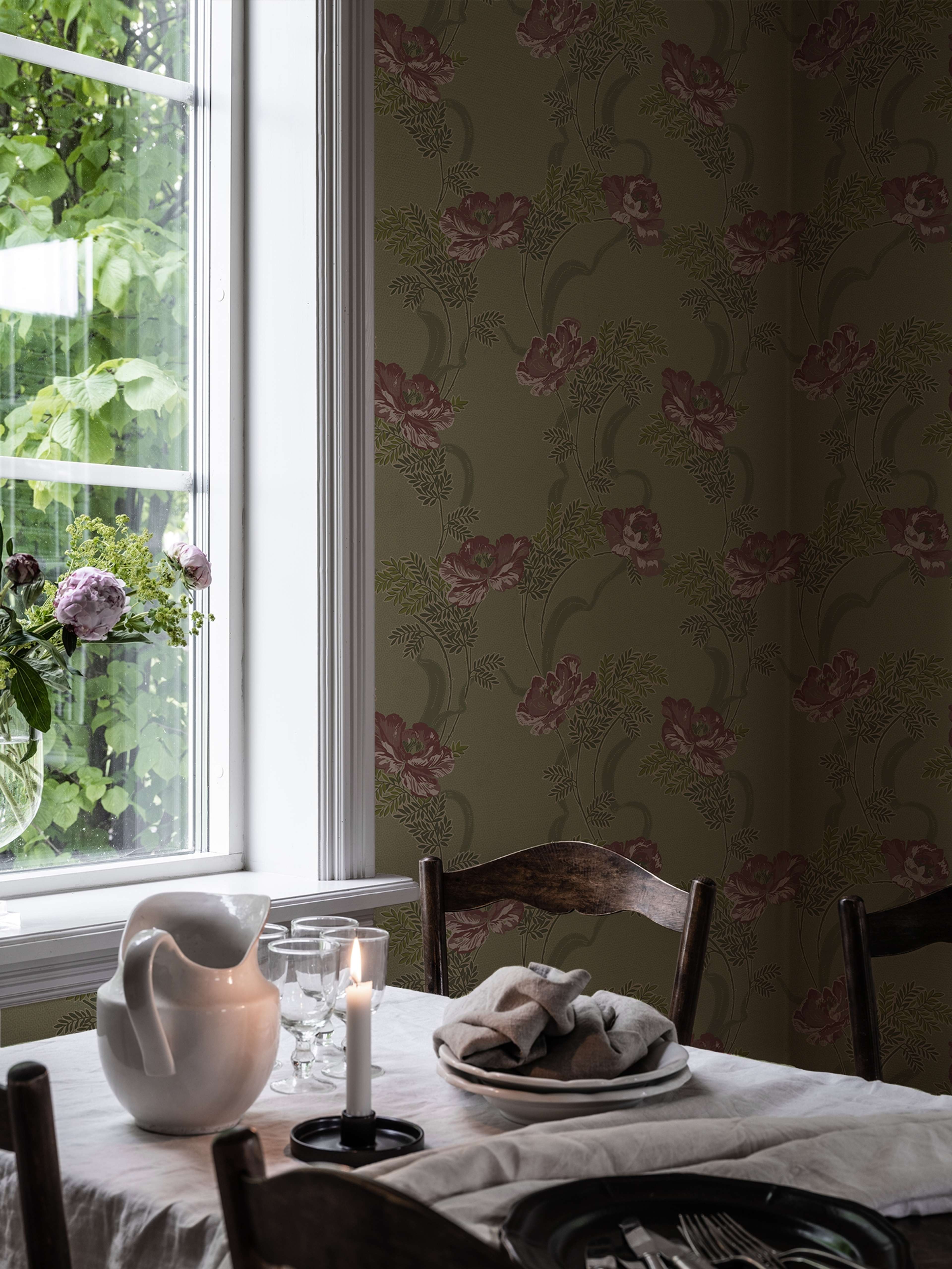 Ovansjö Grön tapet med blommigt mönster i grön. Från kollektionen Gammalsvenska klassiker 1850–1950. Nonwoven-material med rak passning. Country-stil.