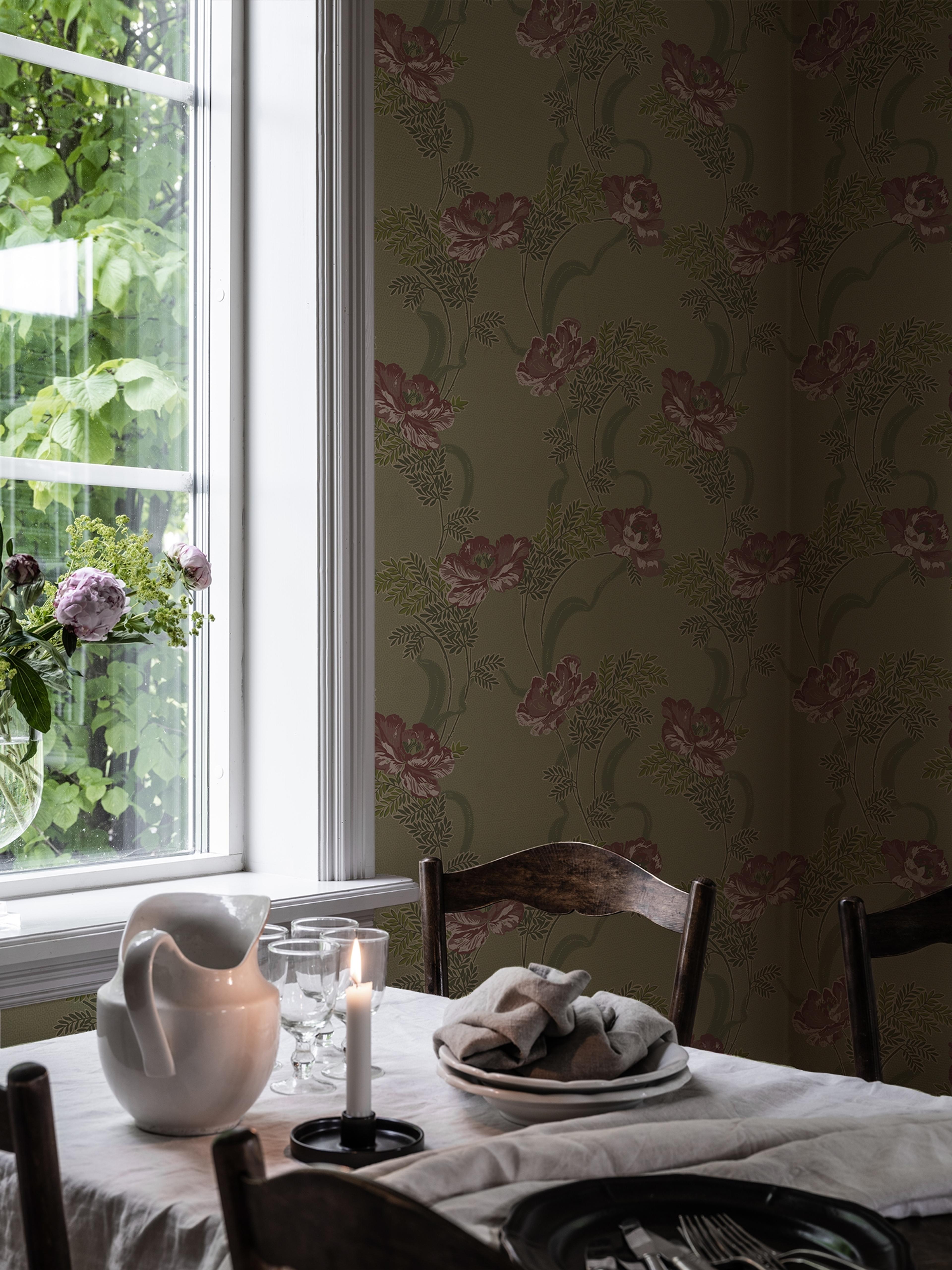 Ovansjö Grön tapet med blommigt mönster i grön. Från kollektionen Gammalsvenska klassiker 1850–1950. Nonwoven-material med rak passning. Country-stil.