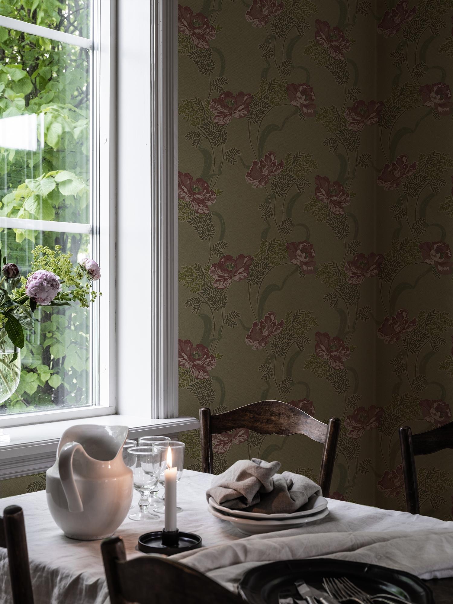 Ovansjö Grön tapet med blommigt mönster i grön. Från kollektionen Gammalsvenska klassiker 1850–1950. Nonwoven-material med rak passning. Country-stil.