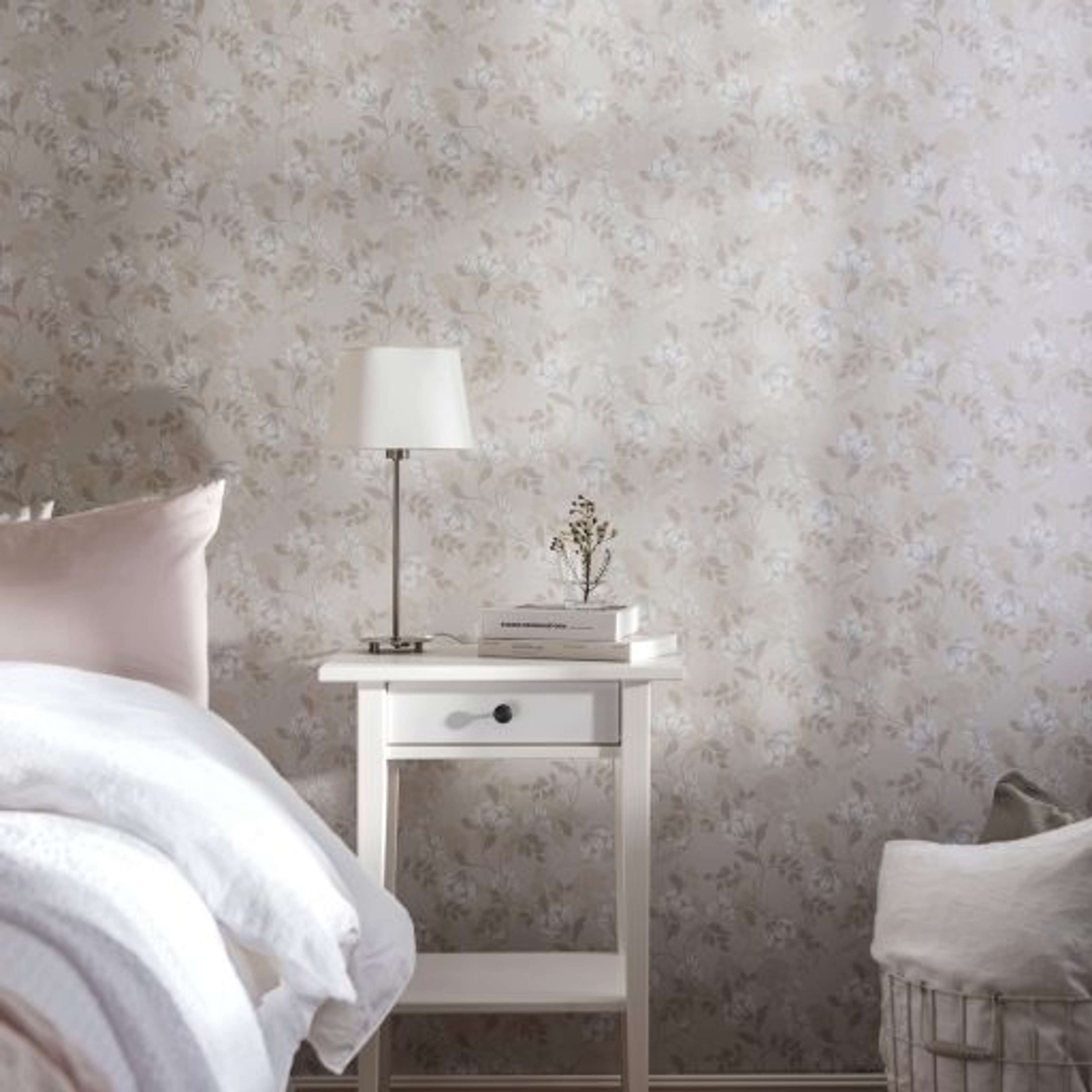 Malin, Beige tapet från duro med blommigt mönster i vit. Från kollektionen Spira. Nonwoven-material med rak passning. Country, city-stil.