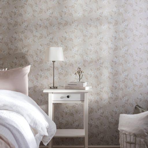 Malin, Beige tapet från duro med blommigt mönster i vit. Från kollektionen Spira. Nonwoven-material med rak passning. Country, city-stil.