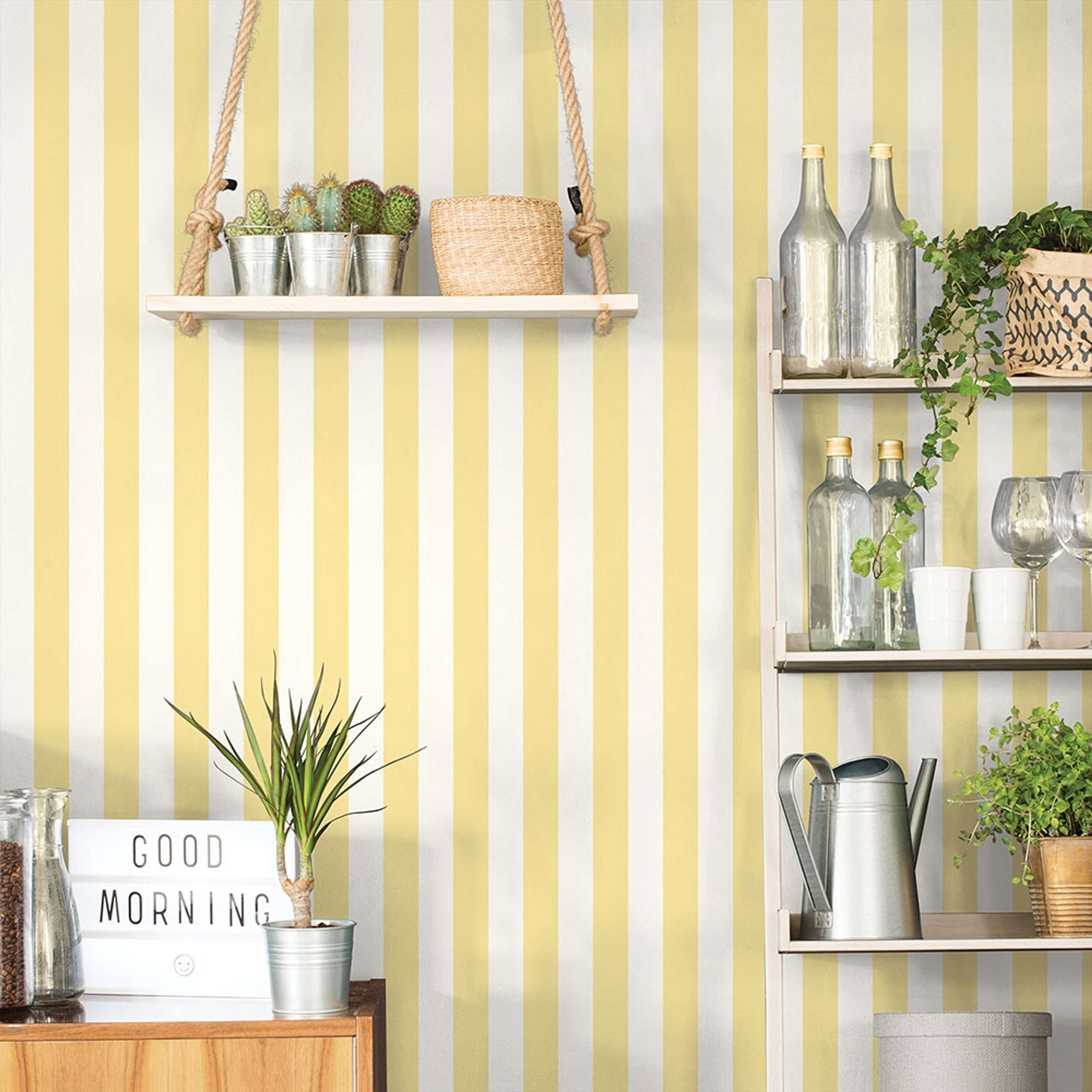 Awning Stripe tapet med randigt mönster i vit och gul. Från kollektionen Just Kitchens. Nonwoven-material.