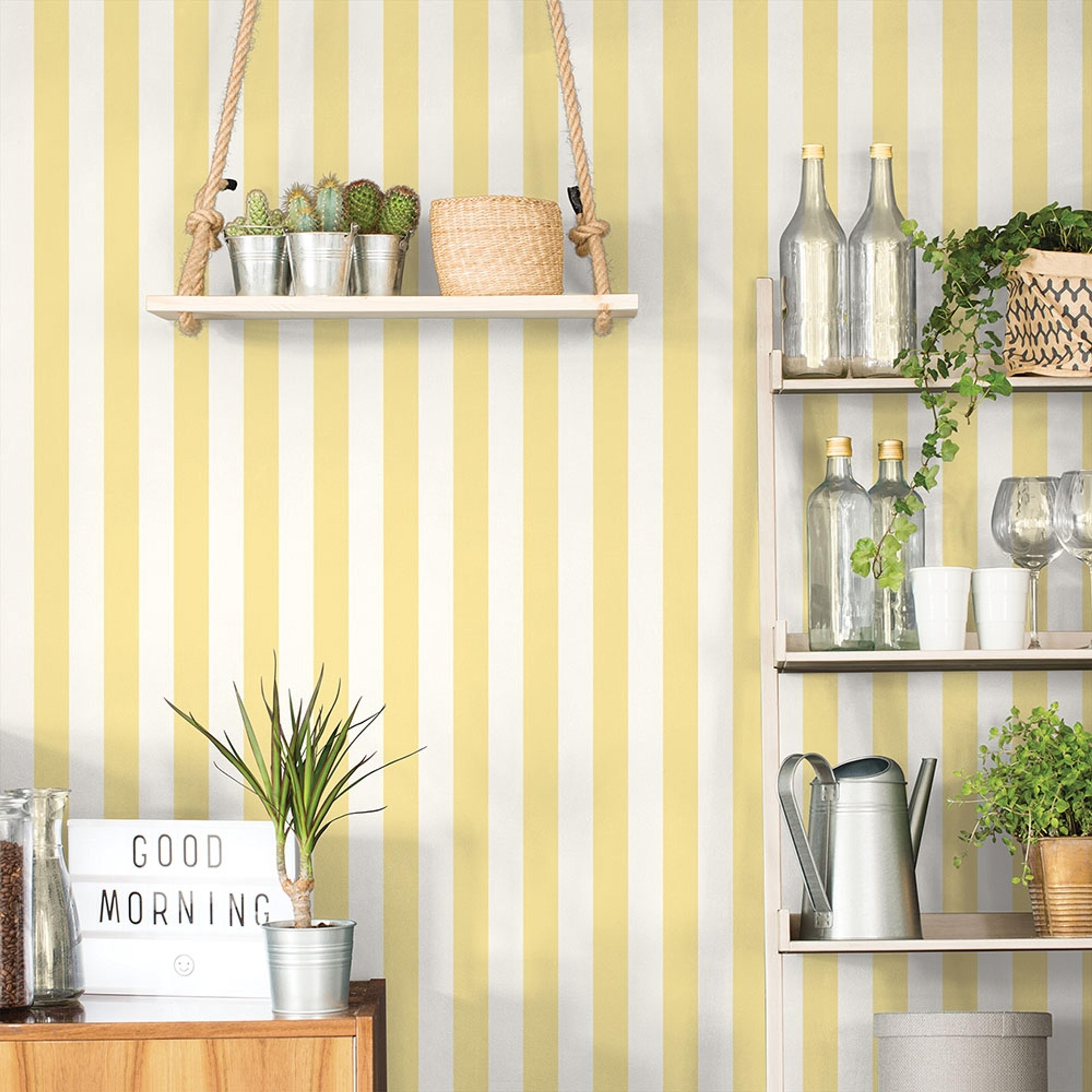 Awning Stripe tapet med randigt mönster i vit och gul. Från kollektionen Just Kitchens. Nonwoven-material.