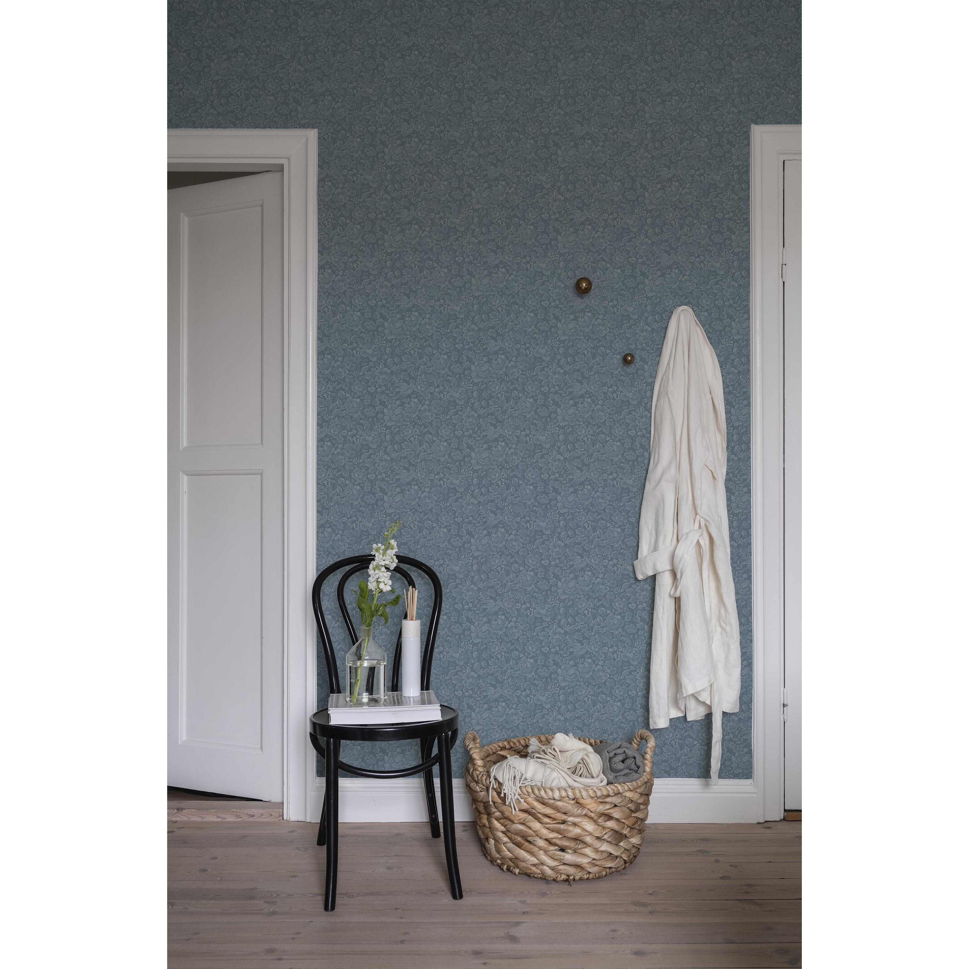 Jenny, blå tapet med botaniskt mönster i blå. Från kollektionen Blommor & Blad. Nonwoven-material med förskjuten passning. Country-stil.