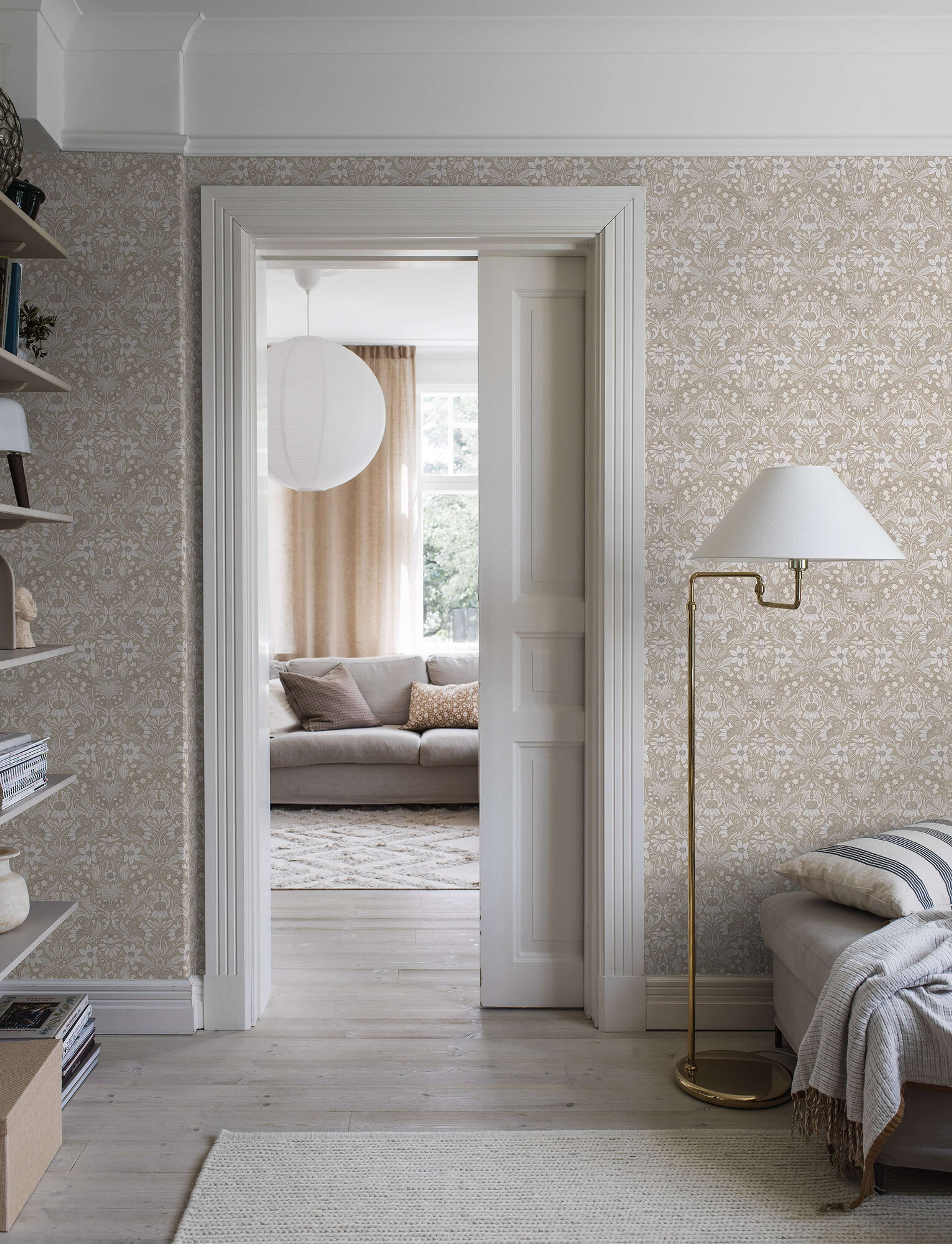 Blomsterfröjd tapet med blommigt mönster i beige. Från kollektionen timeless traditions. Nonwoven-material med rak passning.