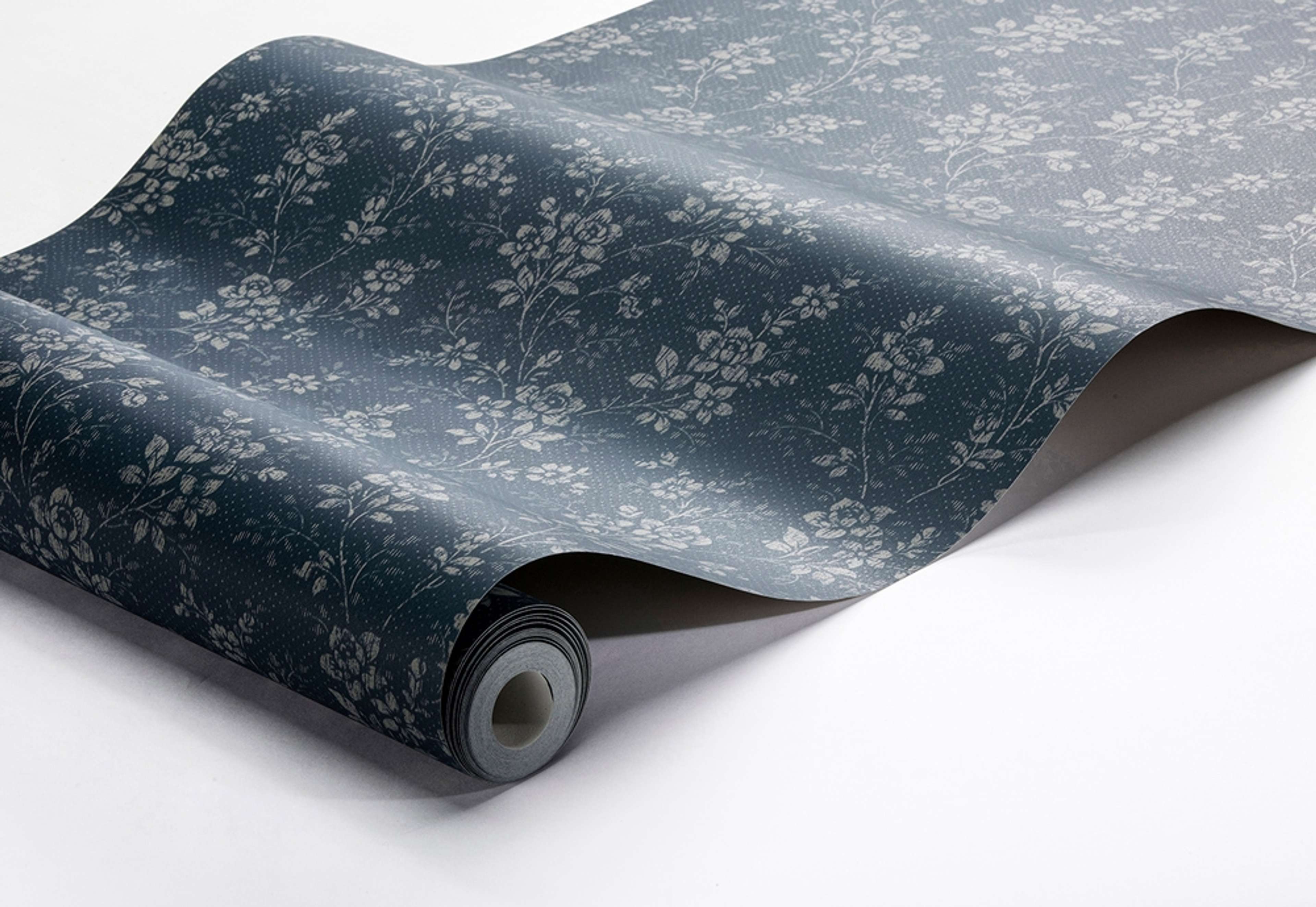 Hip Rose tapet från Boråstapeter med blommigt mönster i blå. Från kollektionen Woodland. Nonwoven-material med förskjuten passning. Country, city-stil.