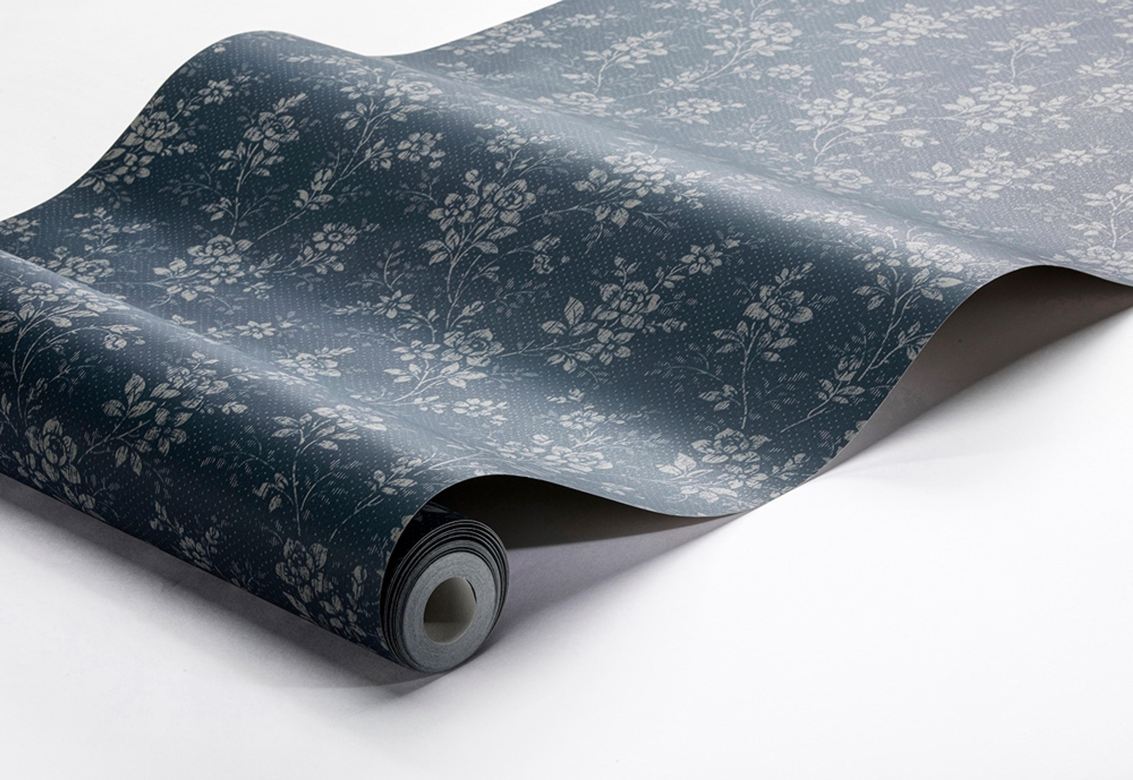 Hip Rose tapet från Boråstapeter med blommigt mönster i blå. Från kollektionen Woodland. Nonwoven-material med förskjuten passning. Country, city-stil.