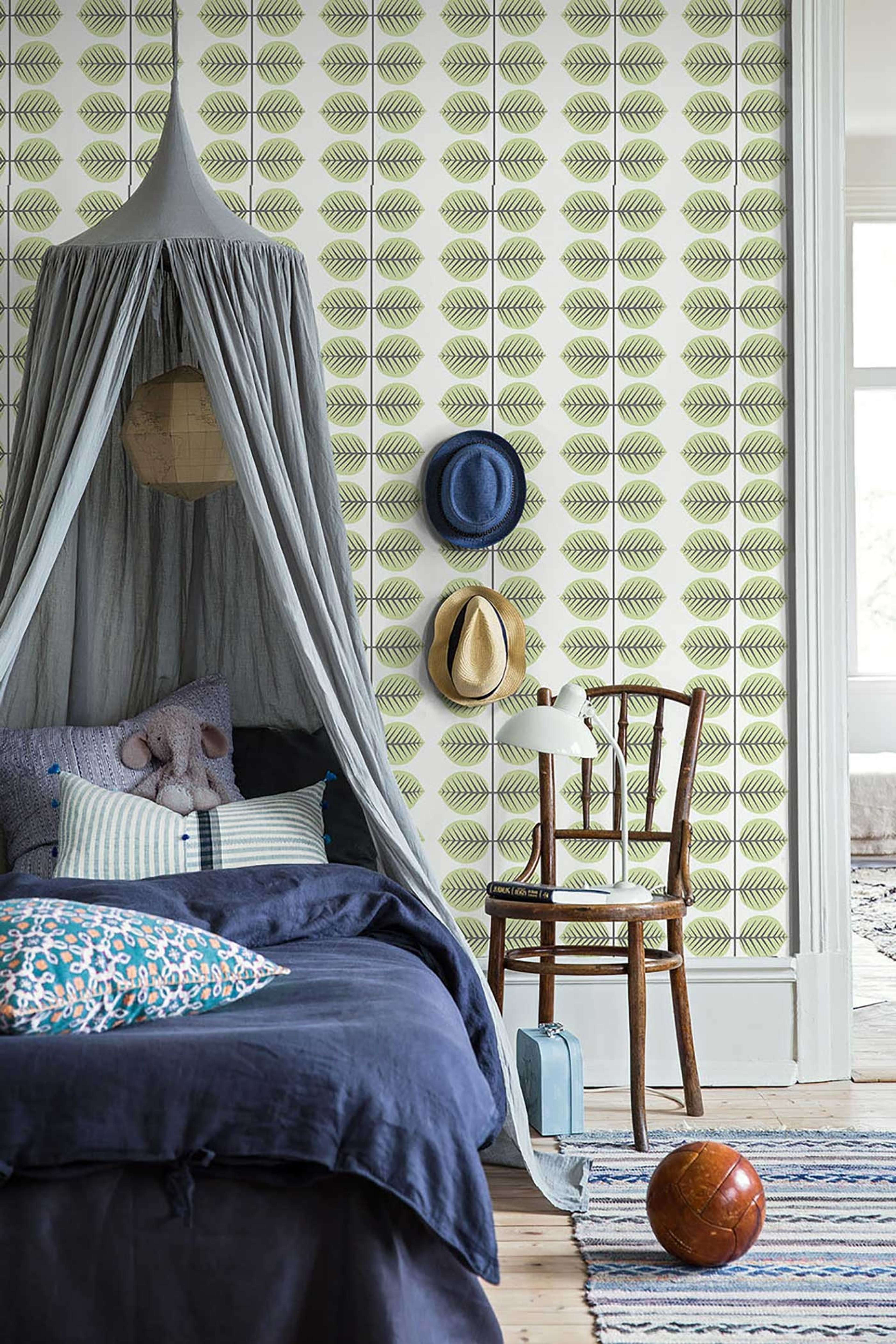 Berså II från Boråstapeter i vit, grön och multifärg. Från kollektionen Scandinavian Designers Mini.