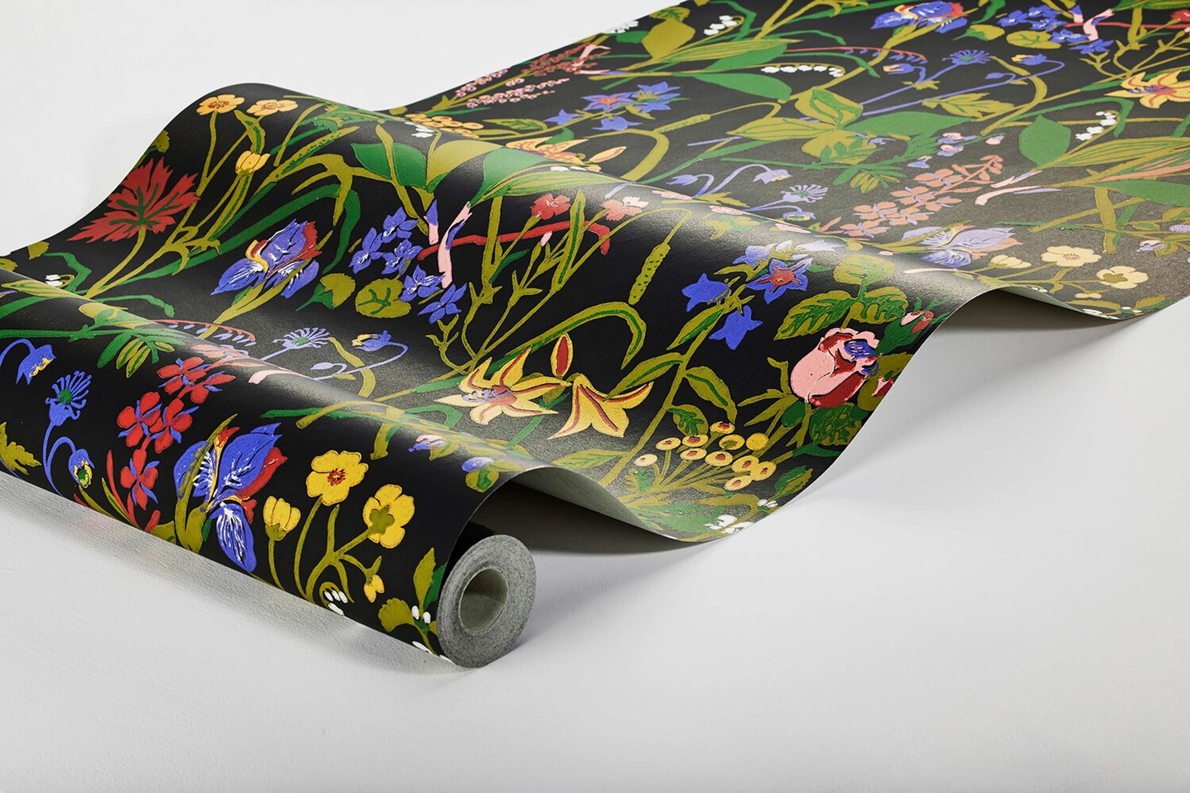Gocken Jobs Ros och Lilja tapet med botaniskt, blommigt, retro mönster i grön och brun. Från kollektionen Scandinavian Designers III. Nonwoven-material med rak passning. City-stil.