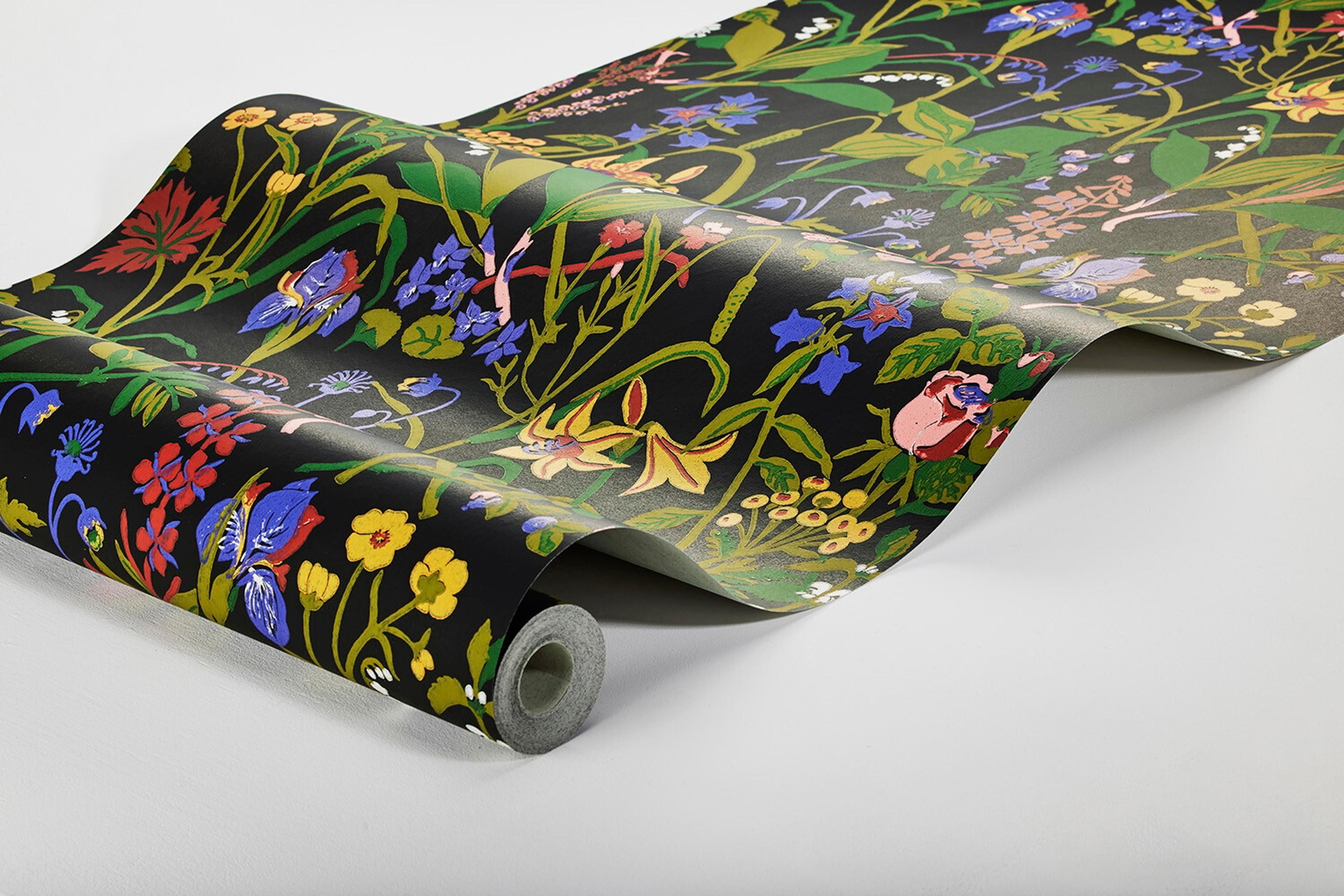 Gocken Jobs Ros och Lilja tapet med botaniskt, blommigt, retro mönster i grön och brun. Från kollektionen Scandinavian Designers III. Nonwoven-material med rak passning. City-stil.