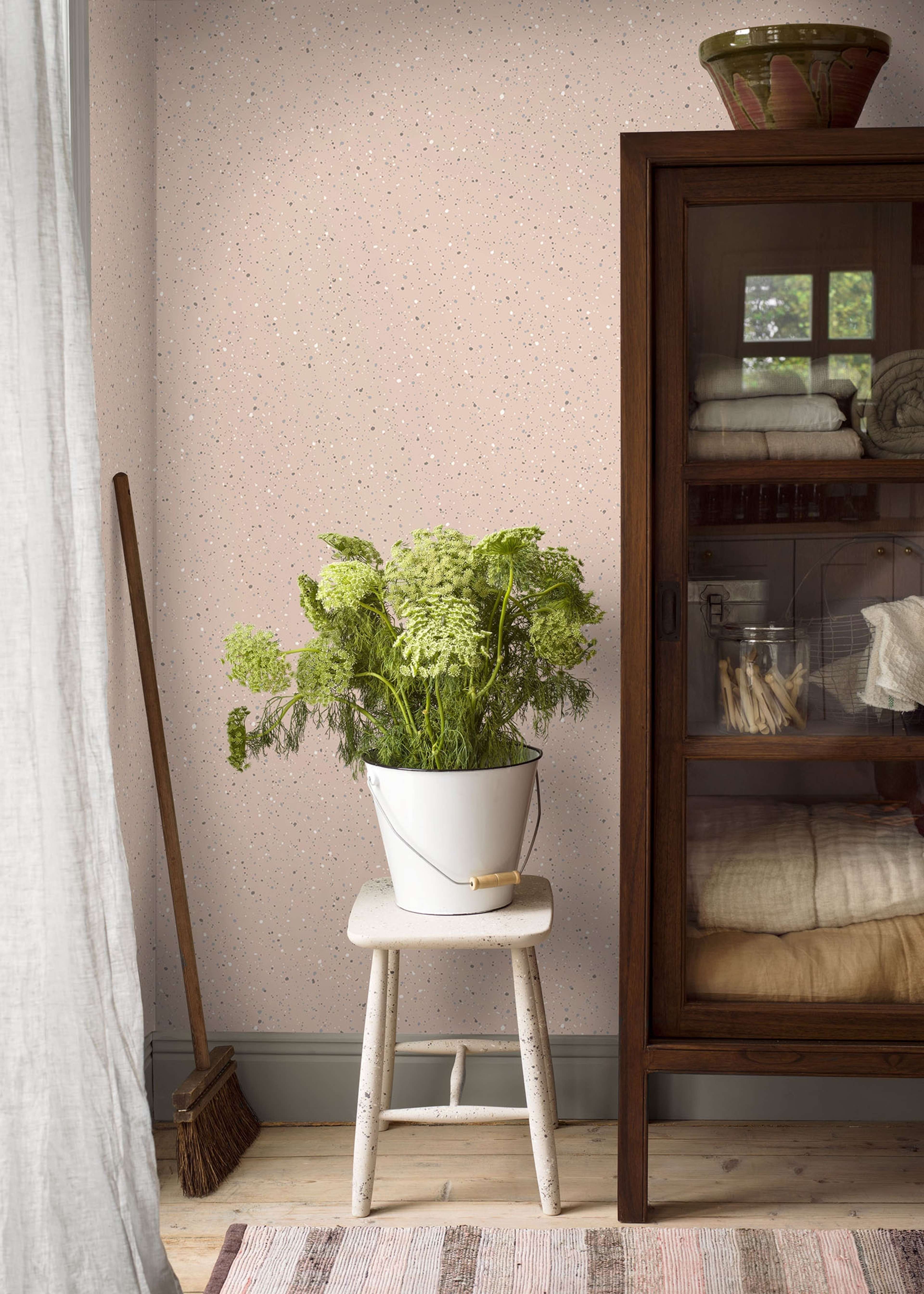 Johan tapet från Boråstapeter med prickigt mönster i rosa. Från kollektionen anno. Nonwoven-material med rak passning. Vintage, country-stil. Passar i sovrum och matsal.