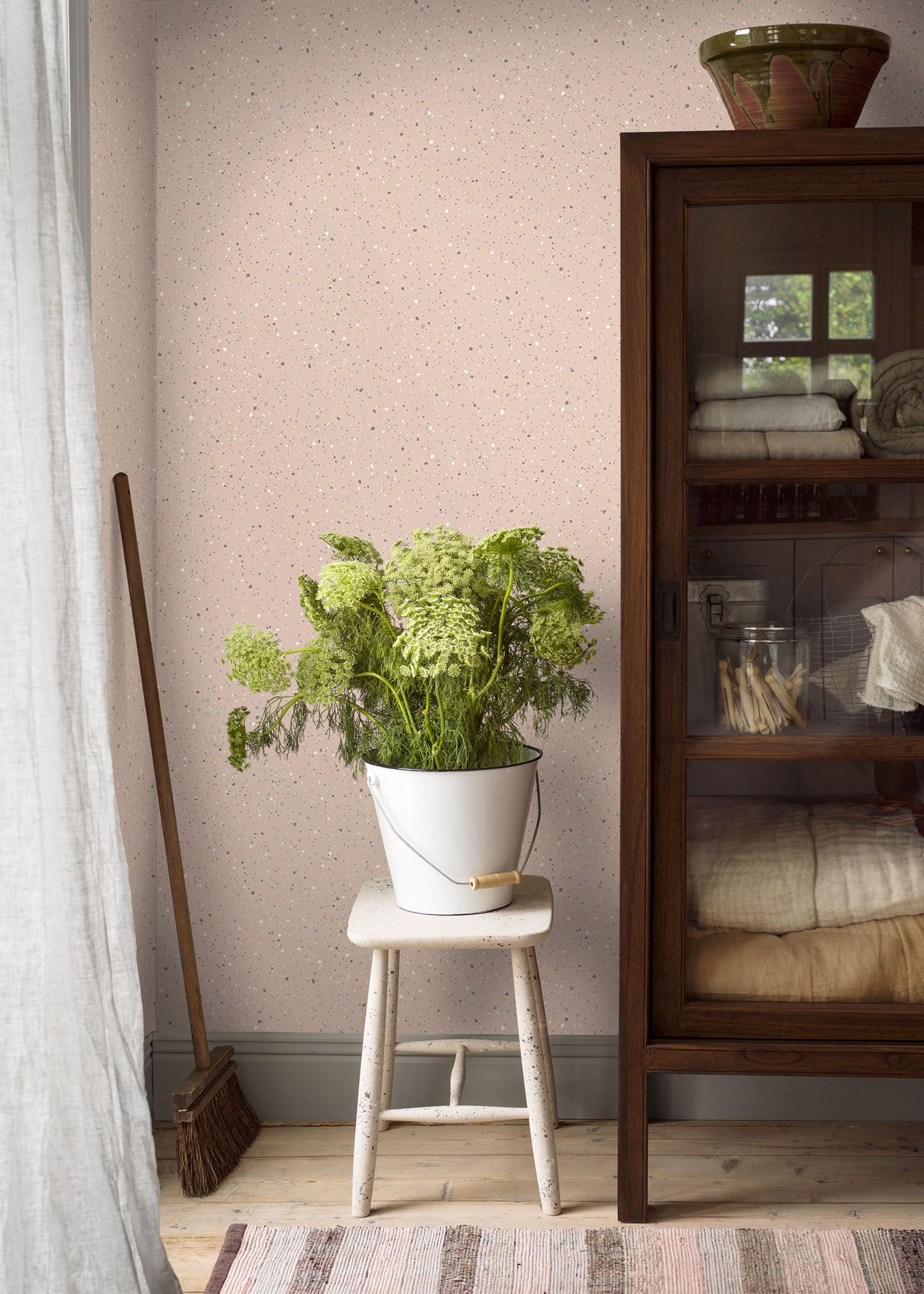 Johan tapet från Boråstapeter med prickigt mönster i rosa. Från kollektionen anno. Nonwoven-material med rak passning. Vintage, country-stil. Passar i sovrum och matsal.